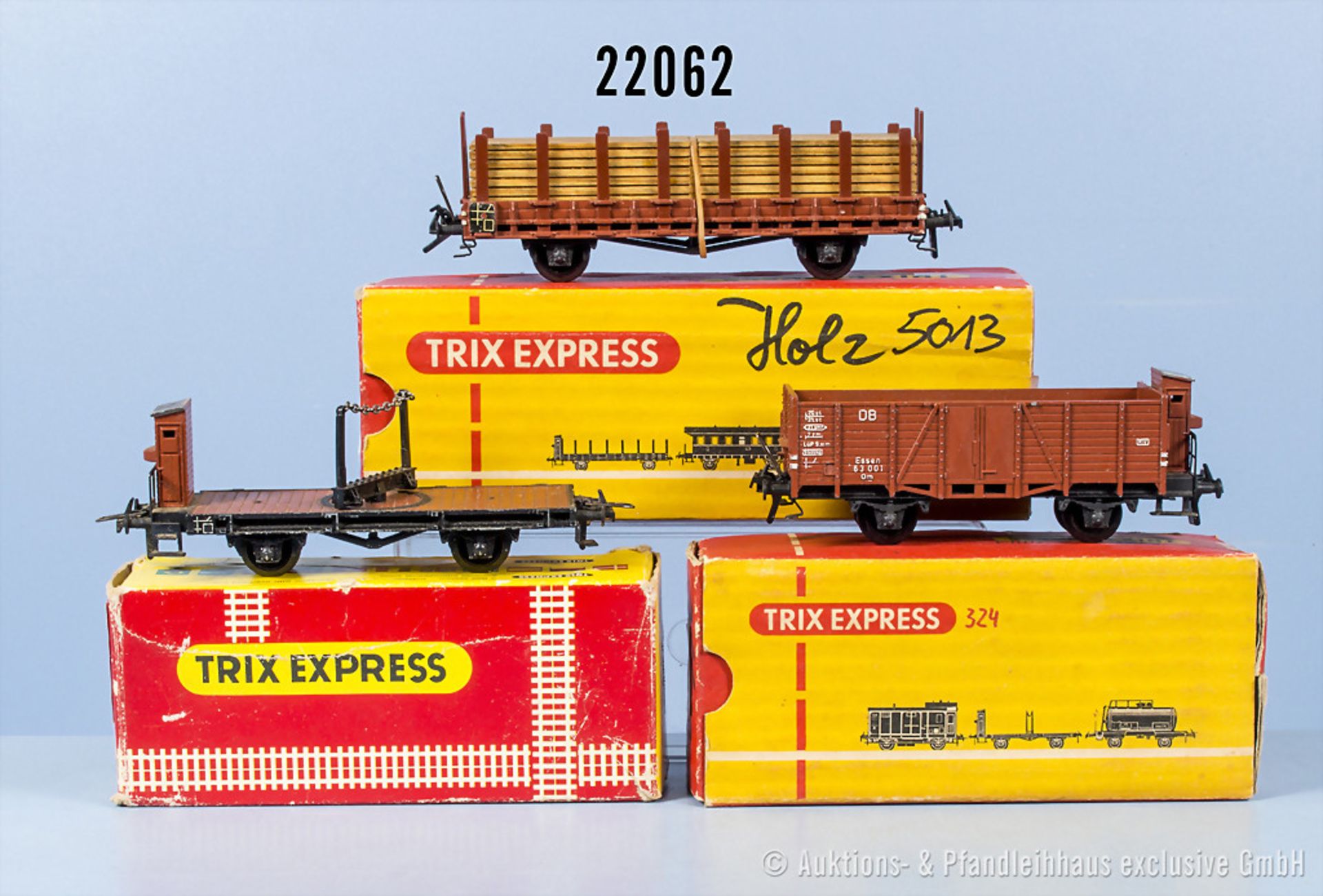 3 Trix Express H0 Guß-Güterwagen, dabei 1 Hochbordwagen, 1 Rungenwagen mit Holzladung ...