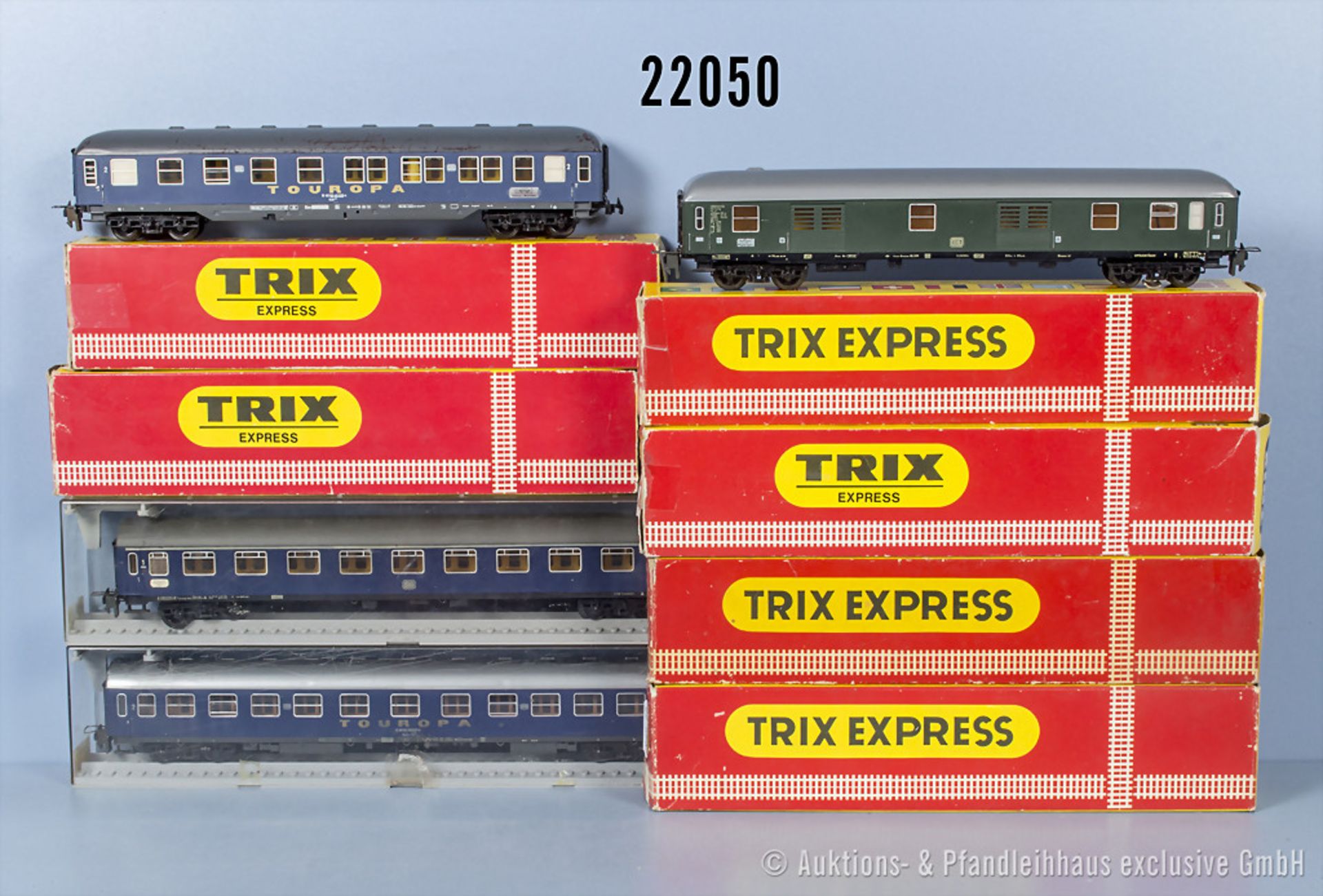 8 Trix express H0 D-Zug Wagen, dabei 4 Personenwagen, 2 Schlafwagen und 2 Gepäckwagen, Z ...