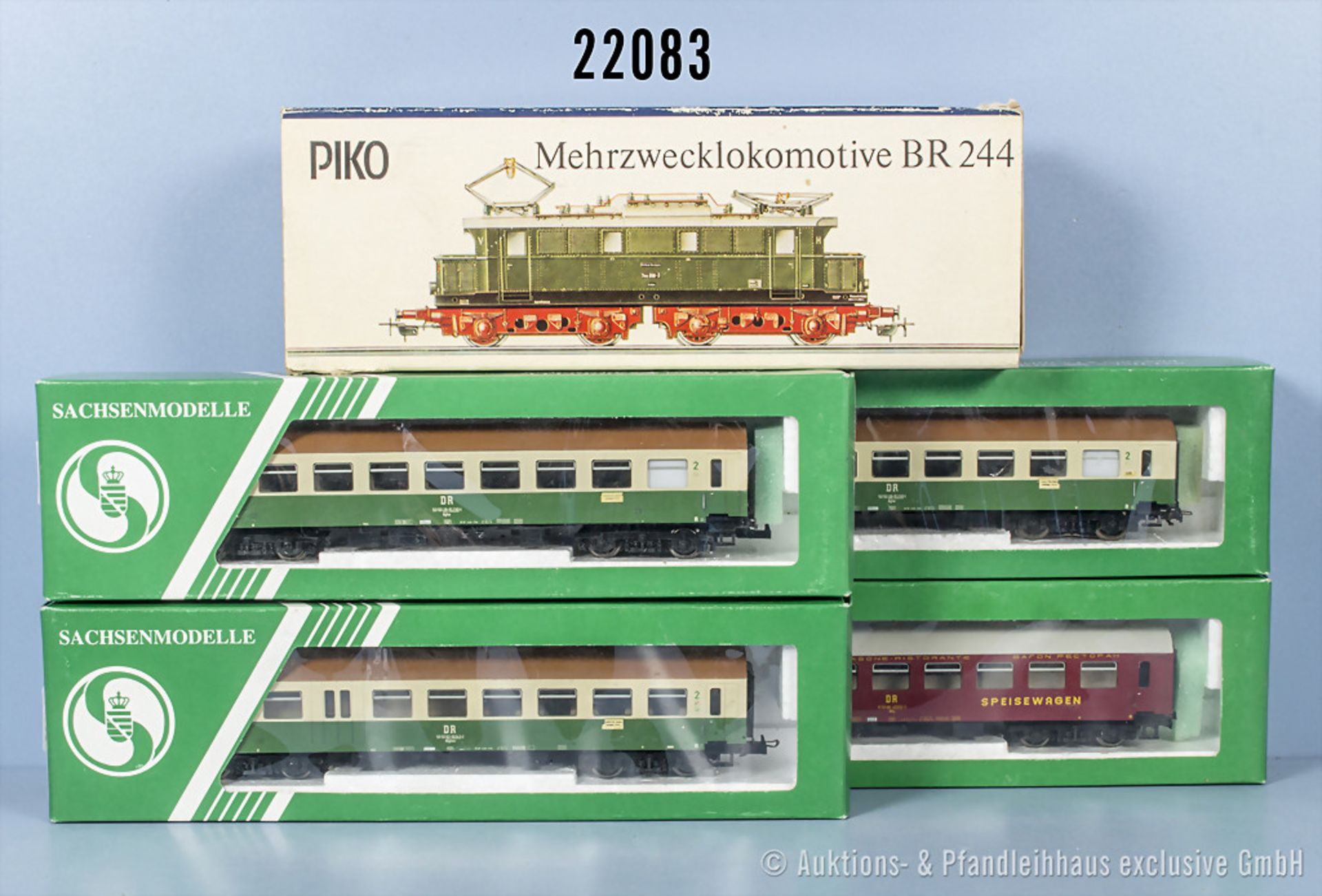 H0 D-Zug, dabei Piko E-Lok der DB, BN 144 137-0, 3 Personenwagen, davon einer mit ...