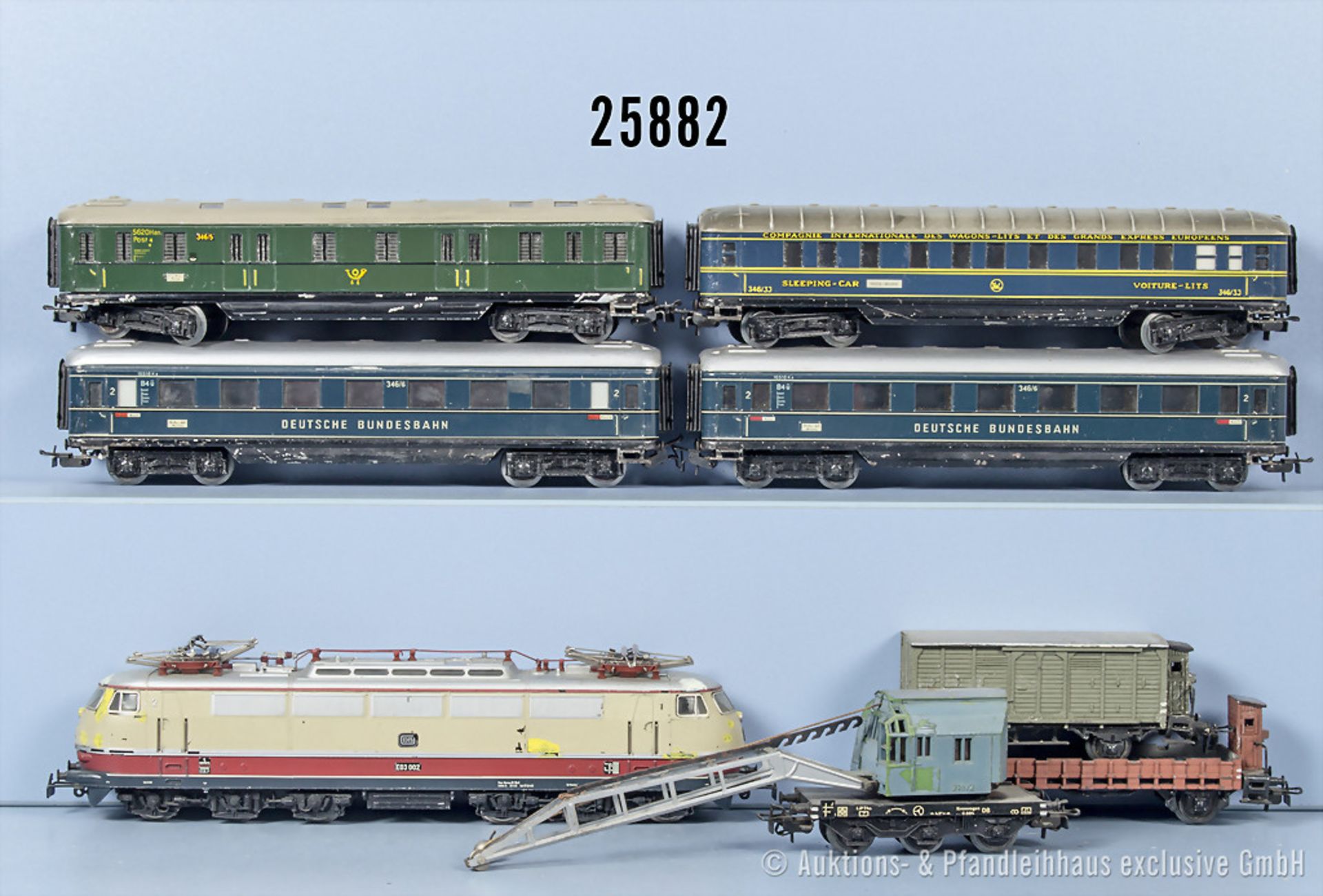 4 Märklin H0 D-Zug-Wagen, dabei 346/3 J Schlafwagen, 346/5 Postwagen und 2 x 346/6 ...