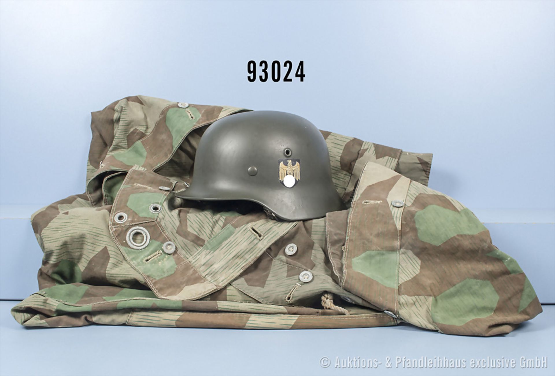 Konv. Stahlhelm der Wehrmacht, Modell 1940, komplett mit Innenfutter und Kinnriemen, neu ...