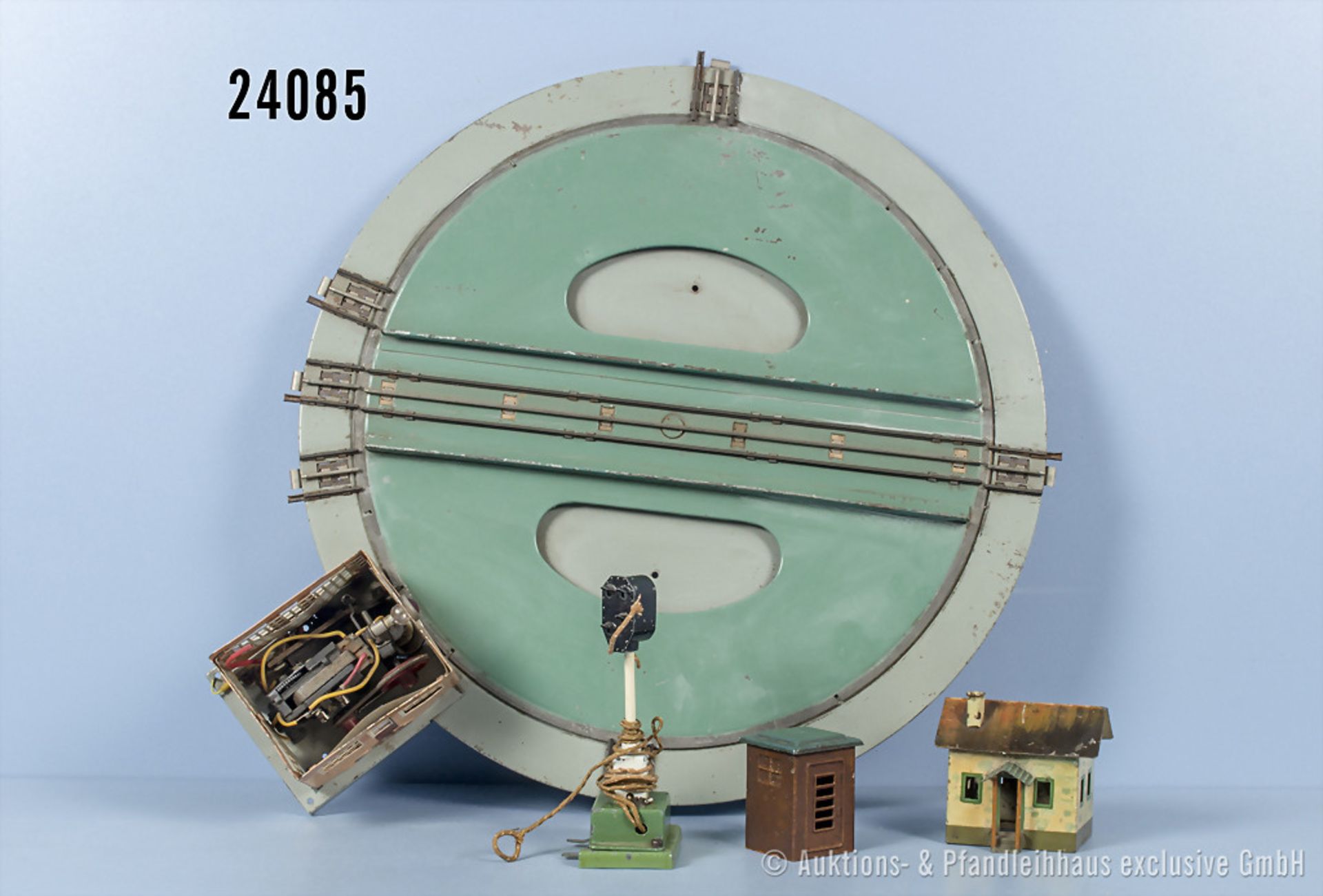 Märklin H0 Zubehör, dabei elektr. Drehscheibe mit 6 Abgängen, 1 Lichtsignal, 1 ...