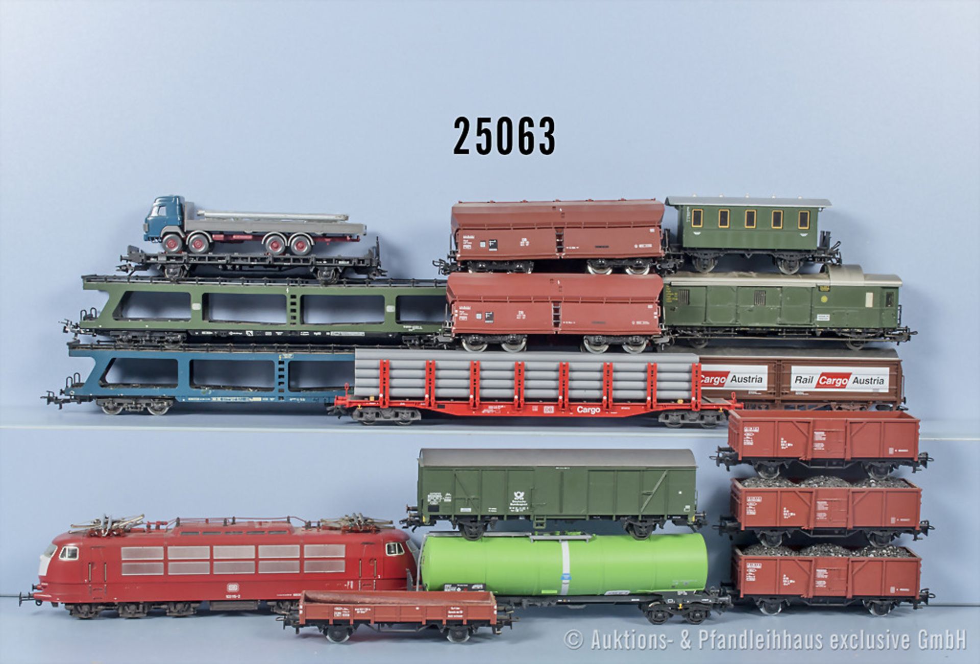 Märklin H0 Güterzug, dabei E-Lok der DB, BN 103 115-2 und 15 Wagen, dabei Personen-, ...