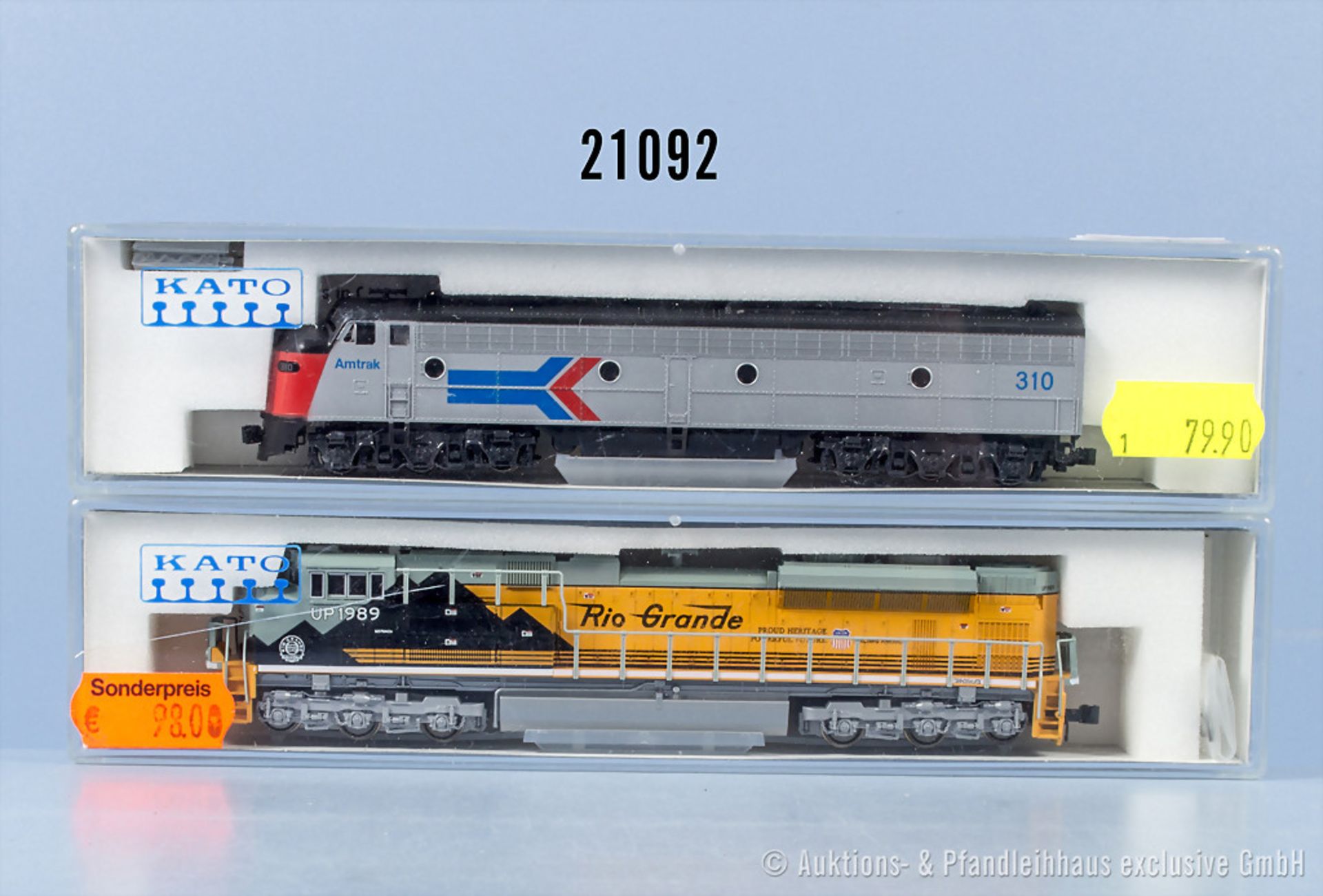 2 Kato Spur N Lokomotiven, dabei 5341 Diesellok der Amtrak, BN 310 und 8405 Diesellok ...