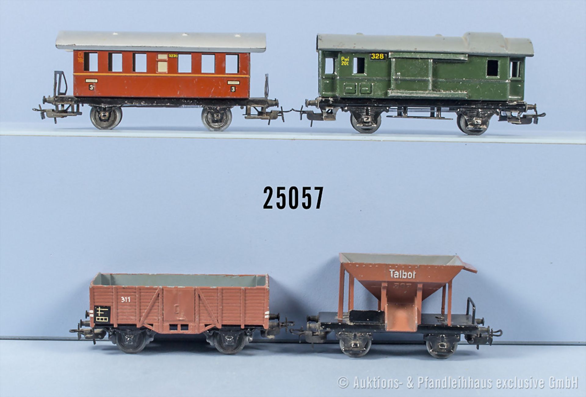 4 Märklin H0 Wagen, dabei 327/2, 328, 311 und 367, Z 2-3, mit Lackfehlern, teilw. mit ...