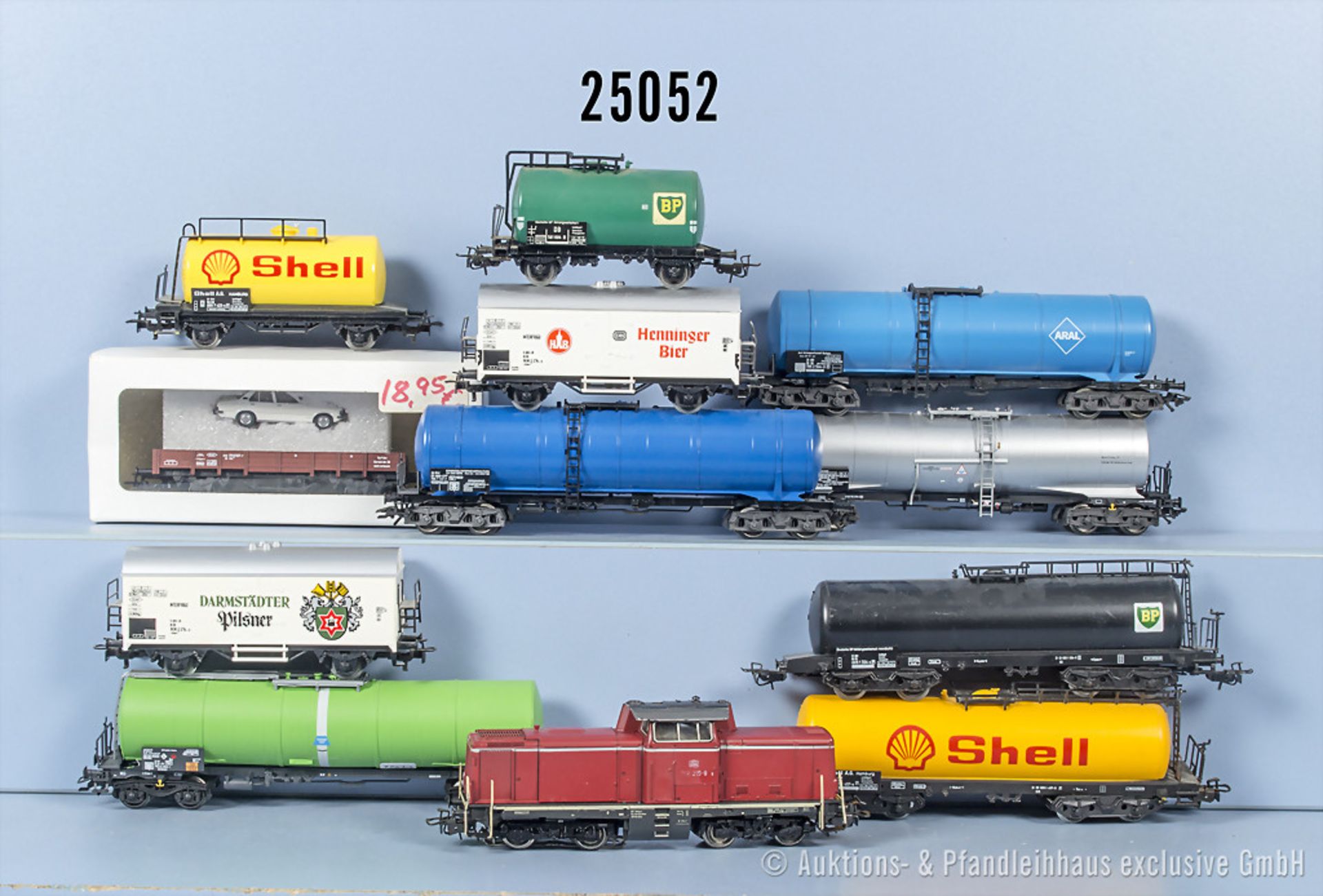 Märklin H0 Güterzug, dabei Diesellok der DB, BN 212 215-9, 8 Kesselwagen, 2 Bierwagen ...