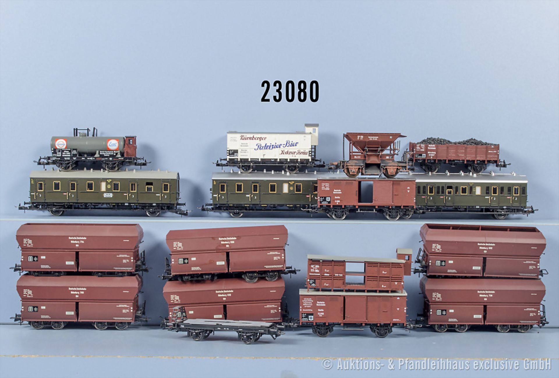 16 H0 Wagen, dabei Personenwagen und Güterwagen, versch. Hersteller u.a. Trix, Z 1-2, ...