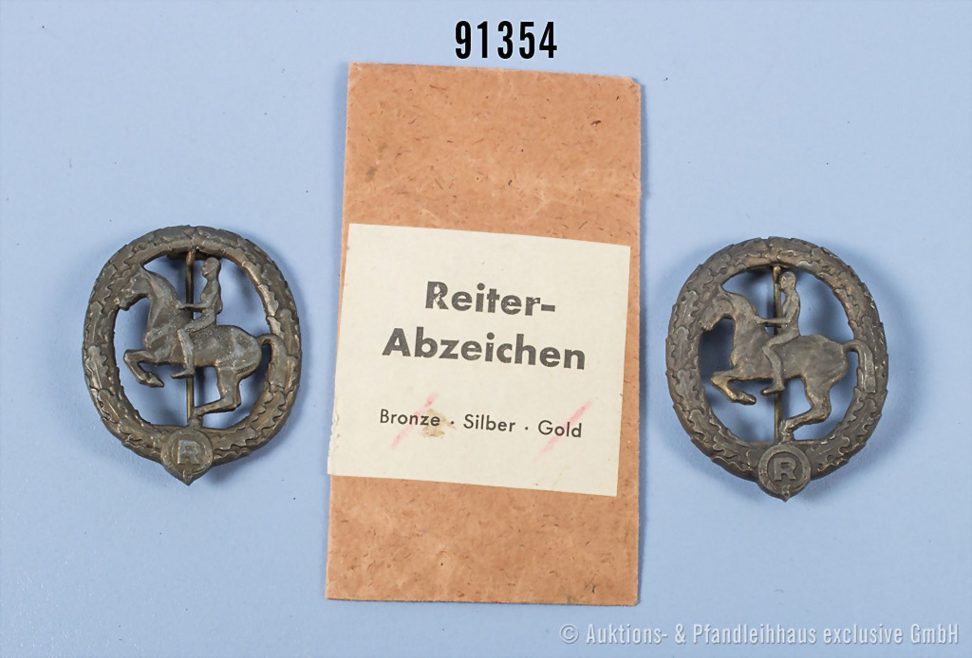 Konv. 2 Reiterabzeichen in Bronze sowie Verleihungstüte für das Abzeichen in Silber, ...