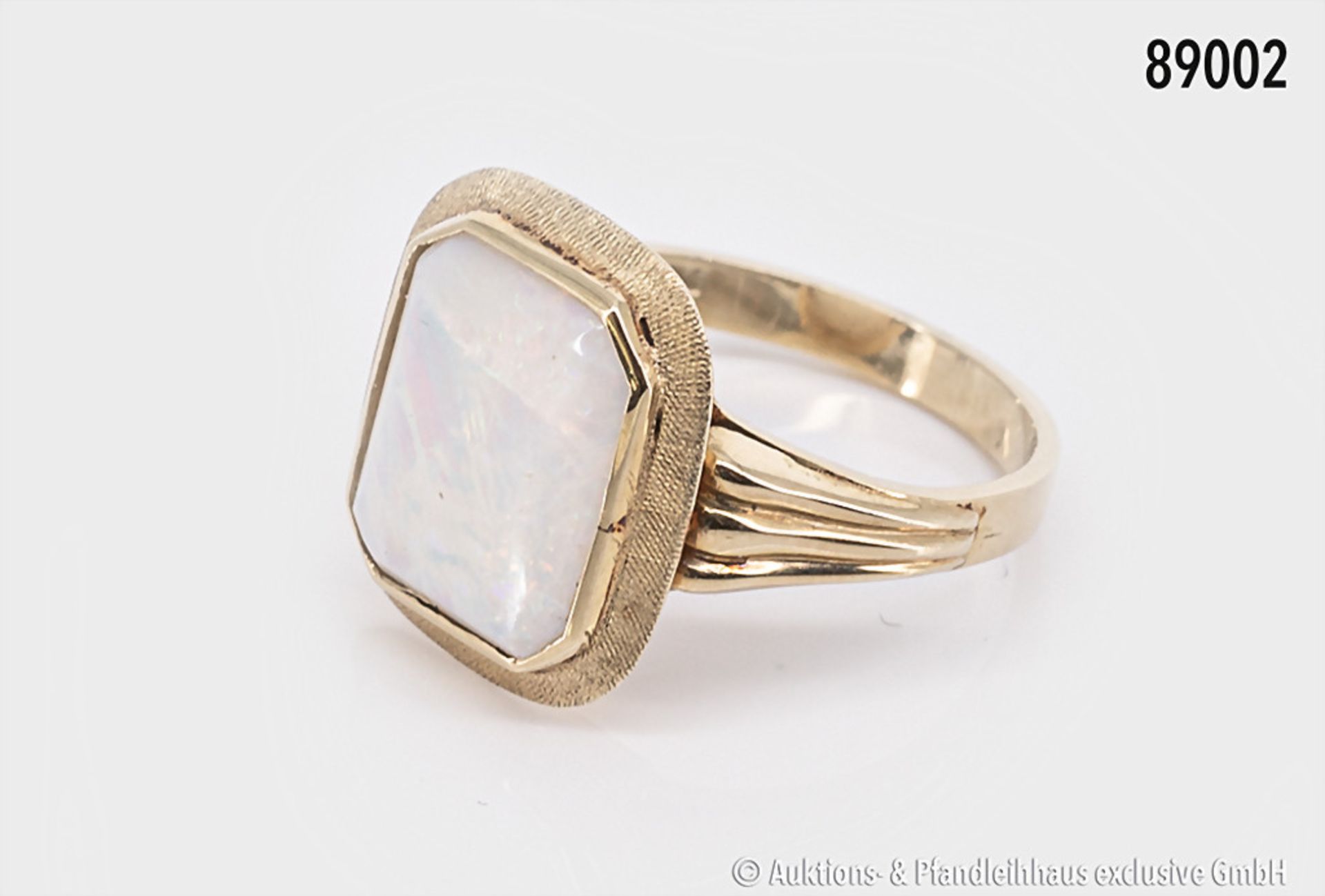 Ring, 585er Gelbgold, mit einem schönen weißen Opal, 4,0 g, Größe ca. ...
