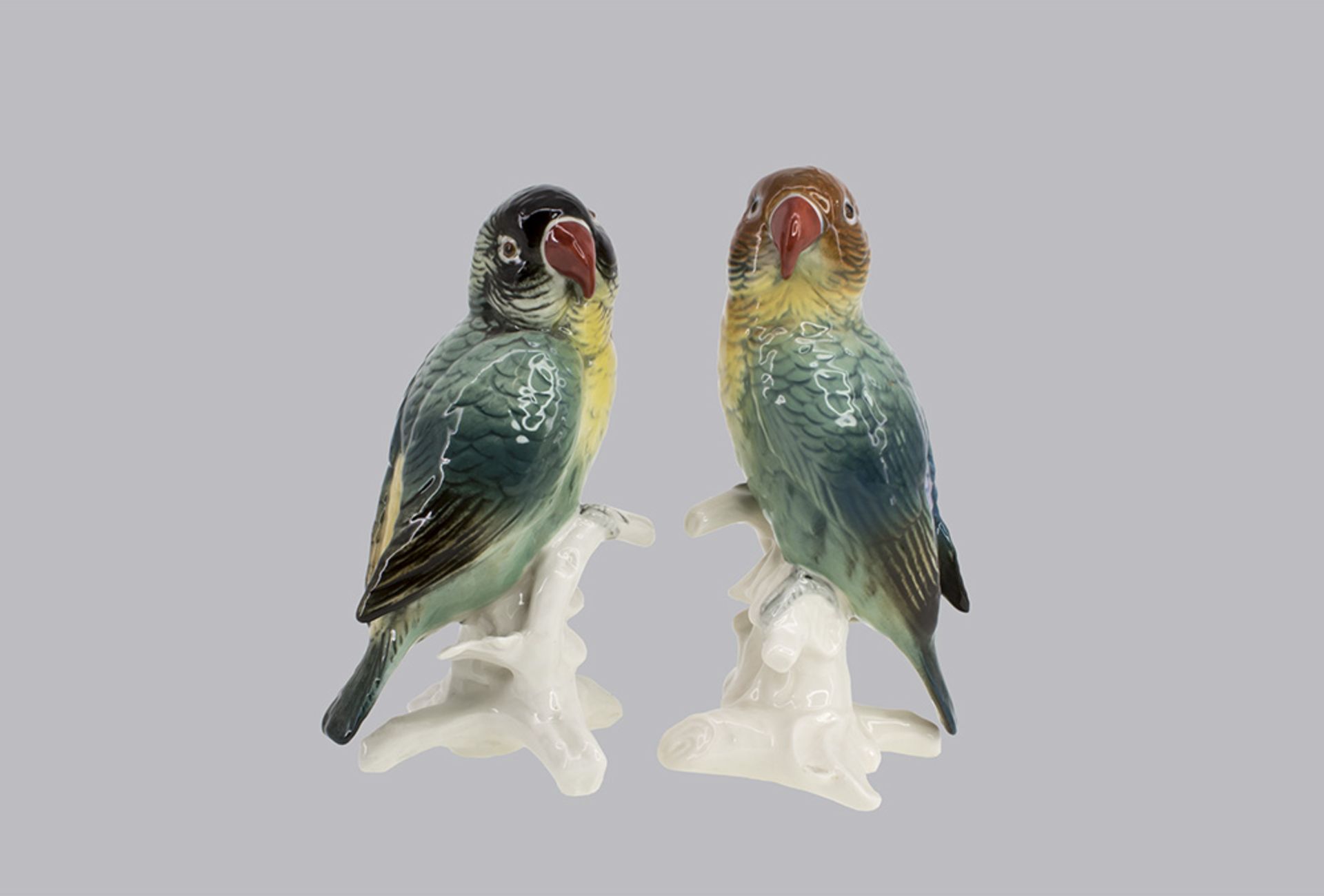 Ens Paar Papageien "Die Unzertrennlichen" Lovebirds Porzellan, polychrom bemalt, 2 ...