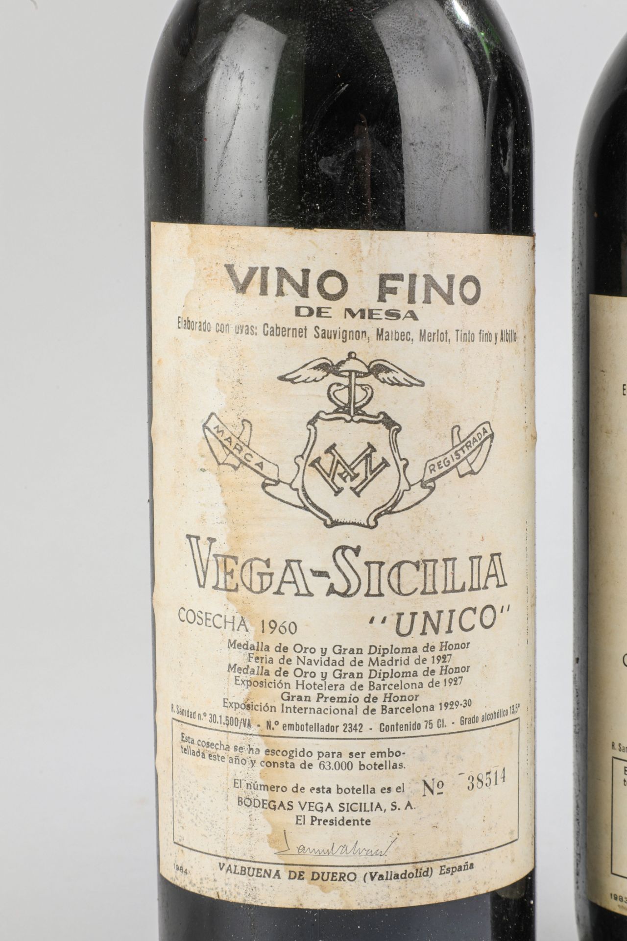 VEGA SICILIA UNICO. 1960. 2 bouteilles N°38514 et N°29776 sur production 63 000 bouteilles. - Image 2 of 4