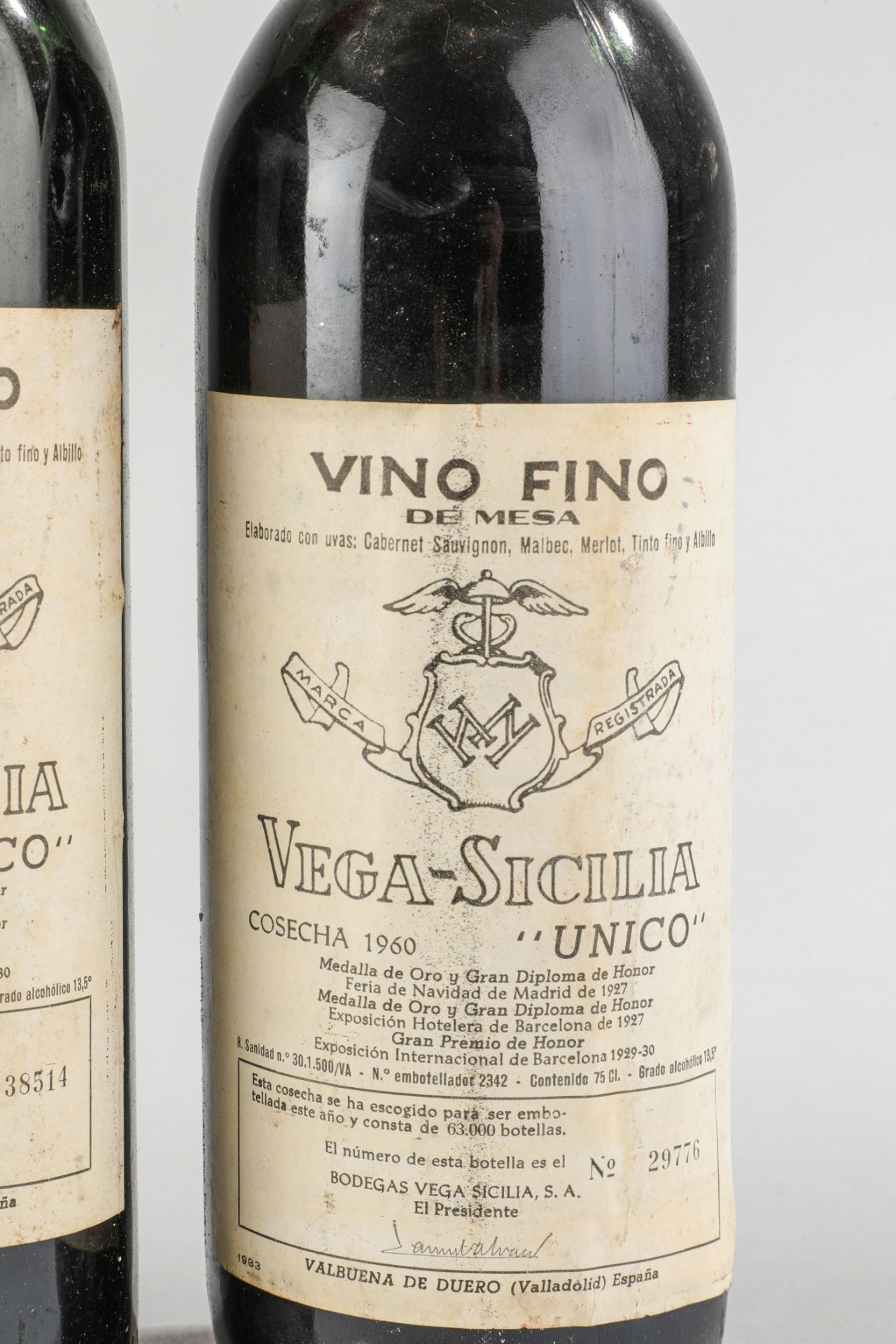 VEGA SICILIA UNICO. 1960. 2 bouteilles N°38514 et N°29776 sur production 63 000 bouteilles. - Image 3 of 4