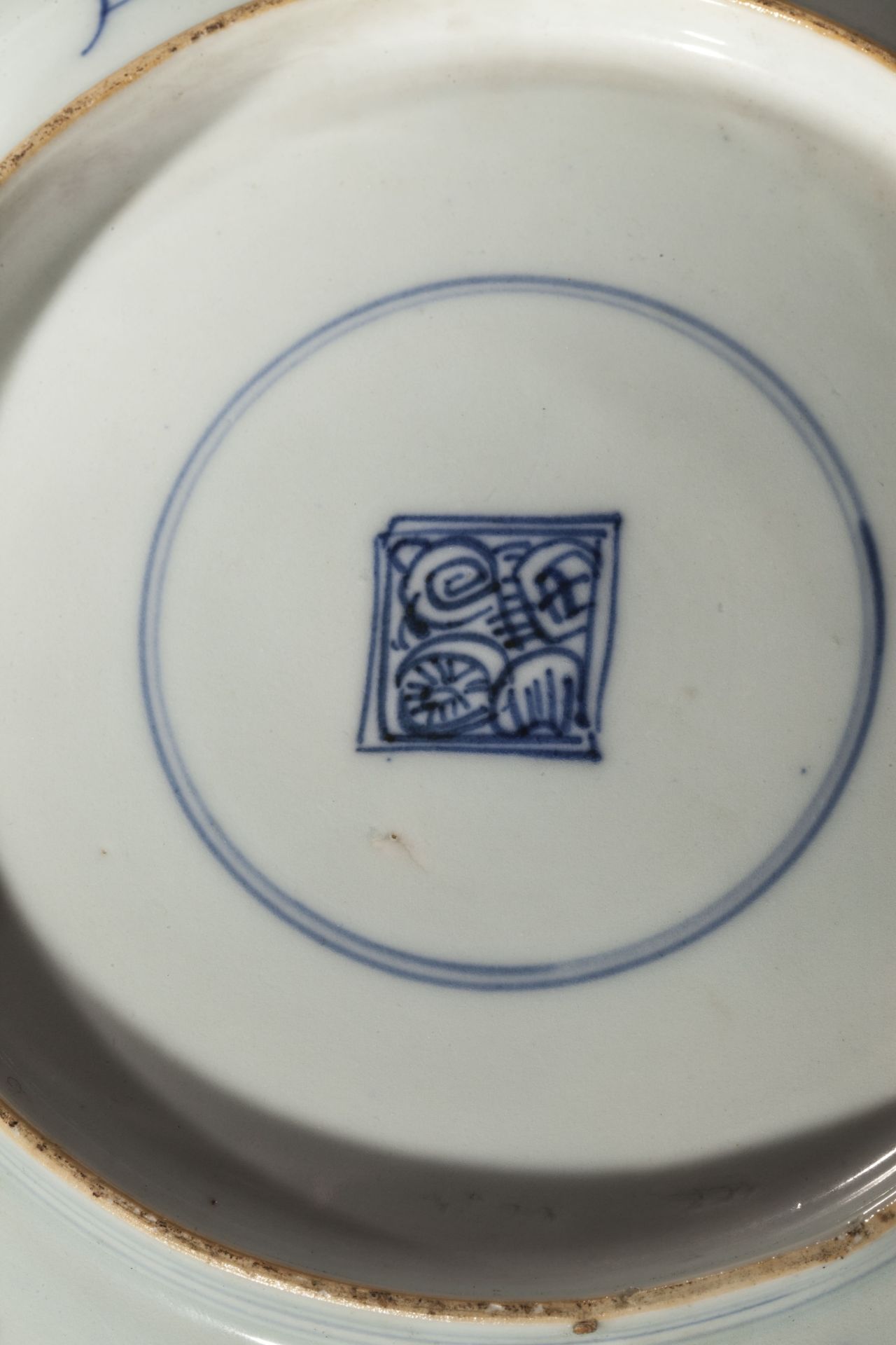 Suite de cinq assiettes en porcelaine blanche décorée en bleu sous couverte de trois personnages - Bild 2 aus 2