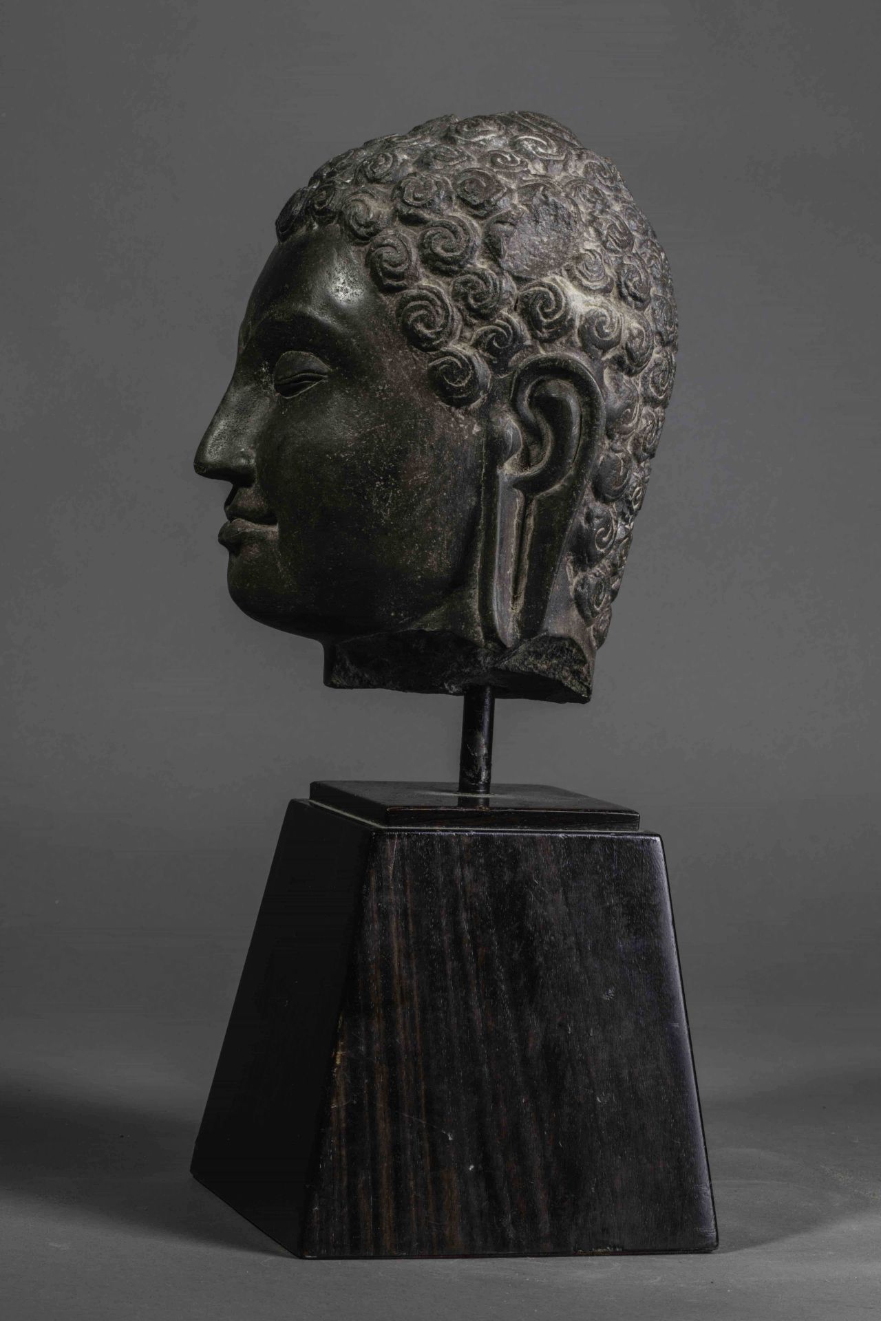 Tête de Buddha à la beauté juvénile, l’expression sereine,les yeux mi-clos préconisant le regard à - Bild 6 aus 7