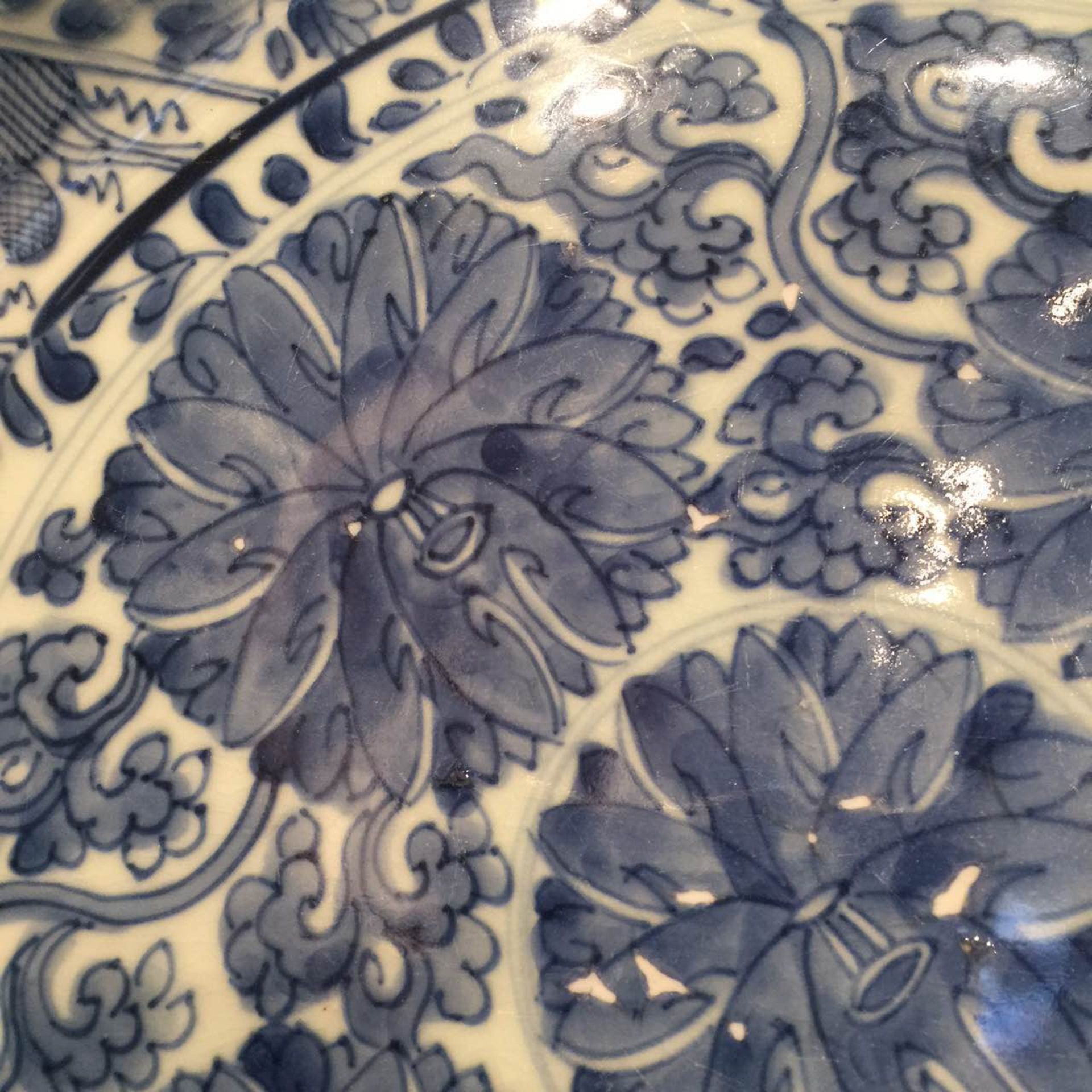 Plat en porcelaine blanche décoré en bleu cobalt sous couvert de motifs floraux aquatiques et de - Bild 5 aus 5