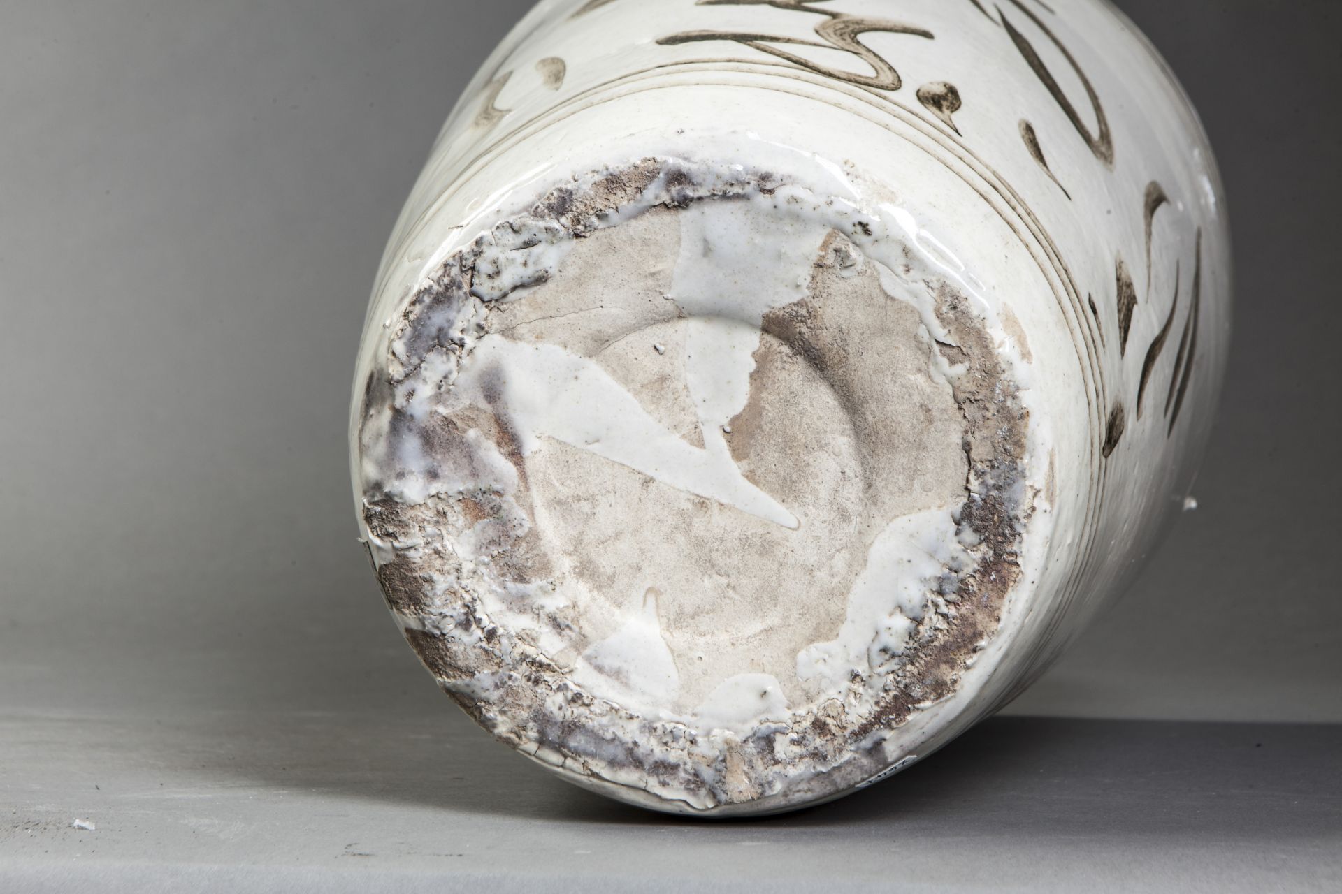 Pot conique cizhu à paroi droite évasée et fond plat en épais grès porcelaineux à couverte beige - Image 3 of 3