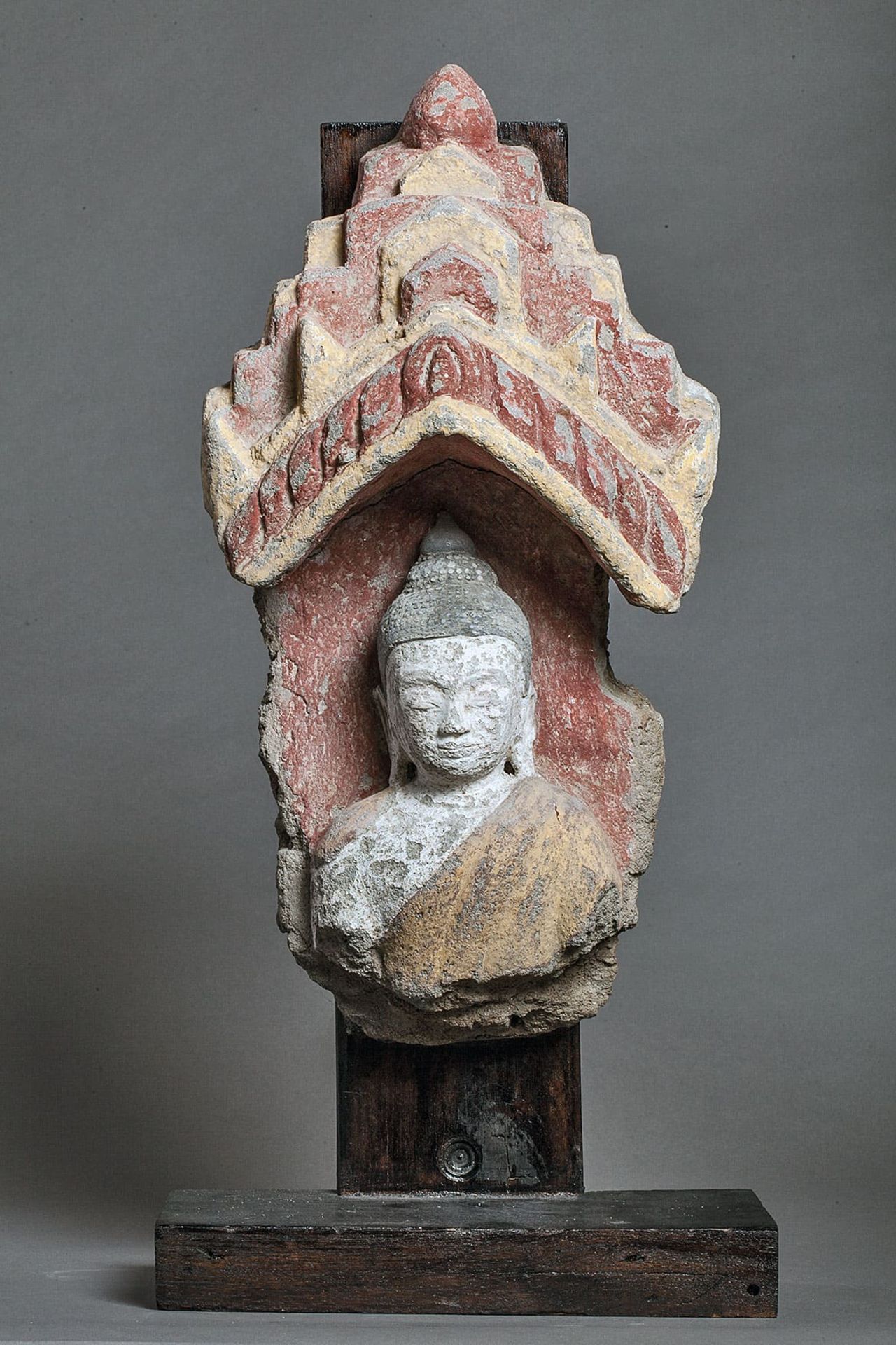 Buste de Buddha vêtu d'une robe monastique et coiffé de la protubérance crânienne ushnisha figuré