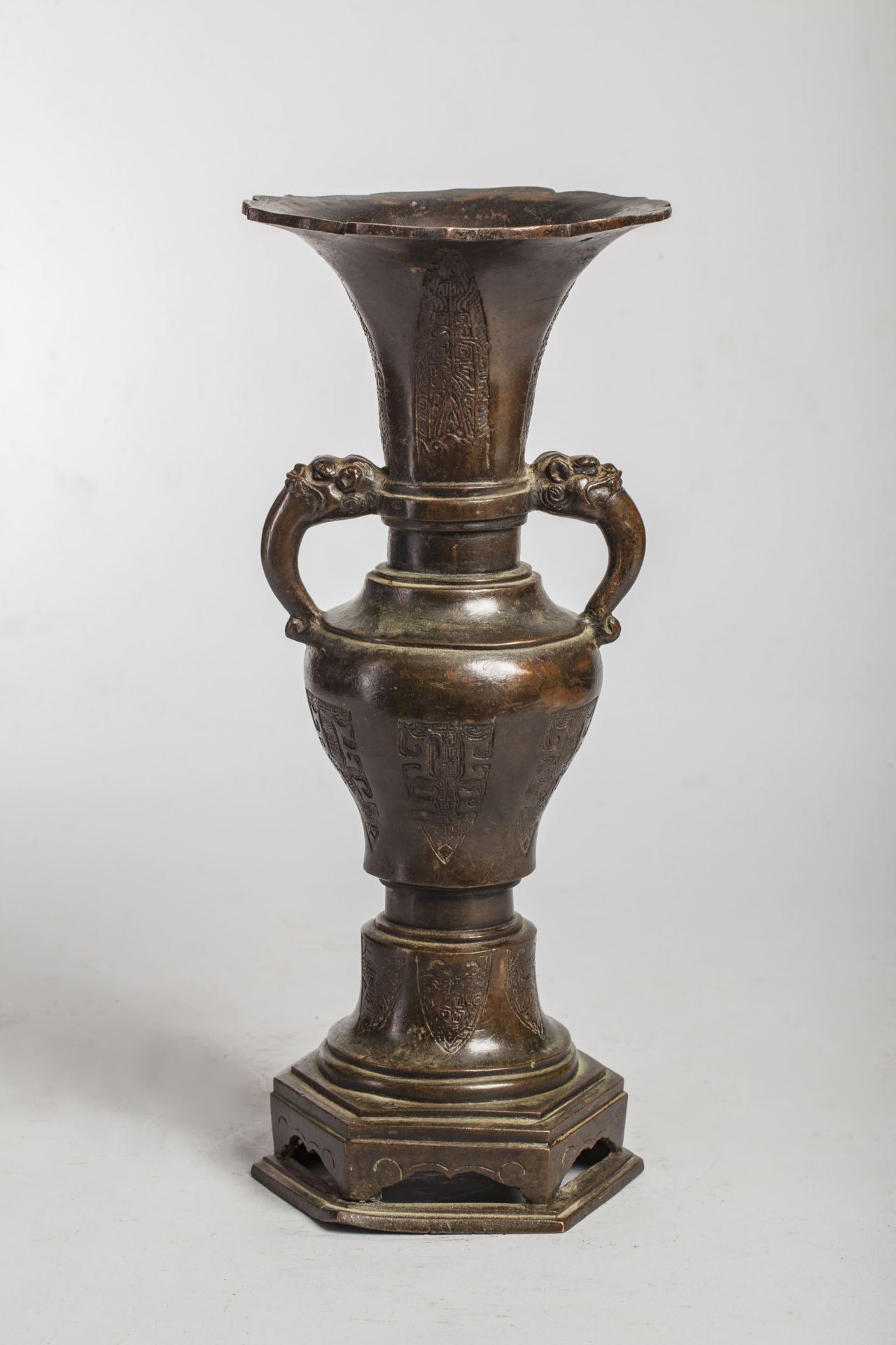 Vase balustre à col cornet festonné serti d'une paire d'anses à tête de chimères et d'un piètement
