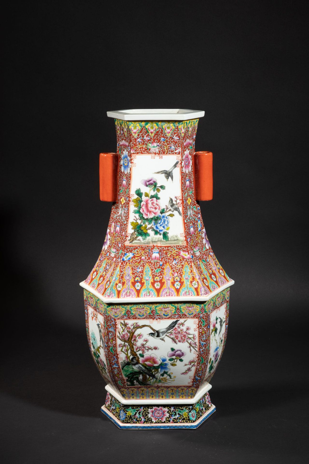 Important vase balustre hexagonal En porcelaine famille rose on est au col de deux anneaux