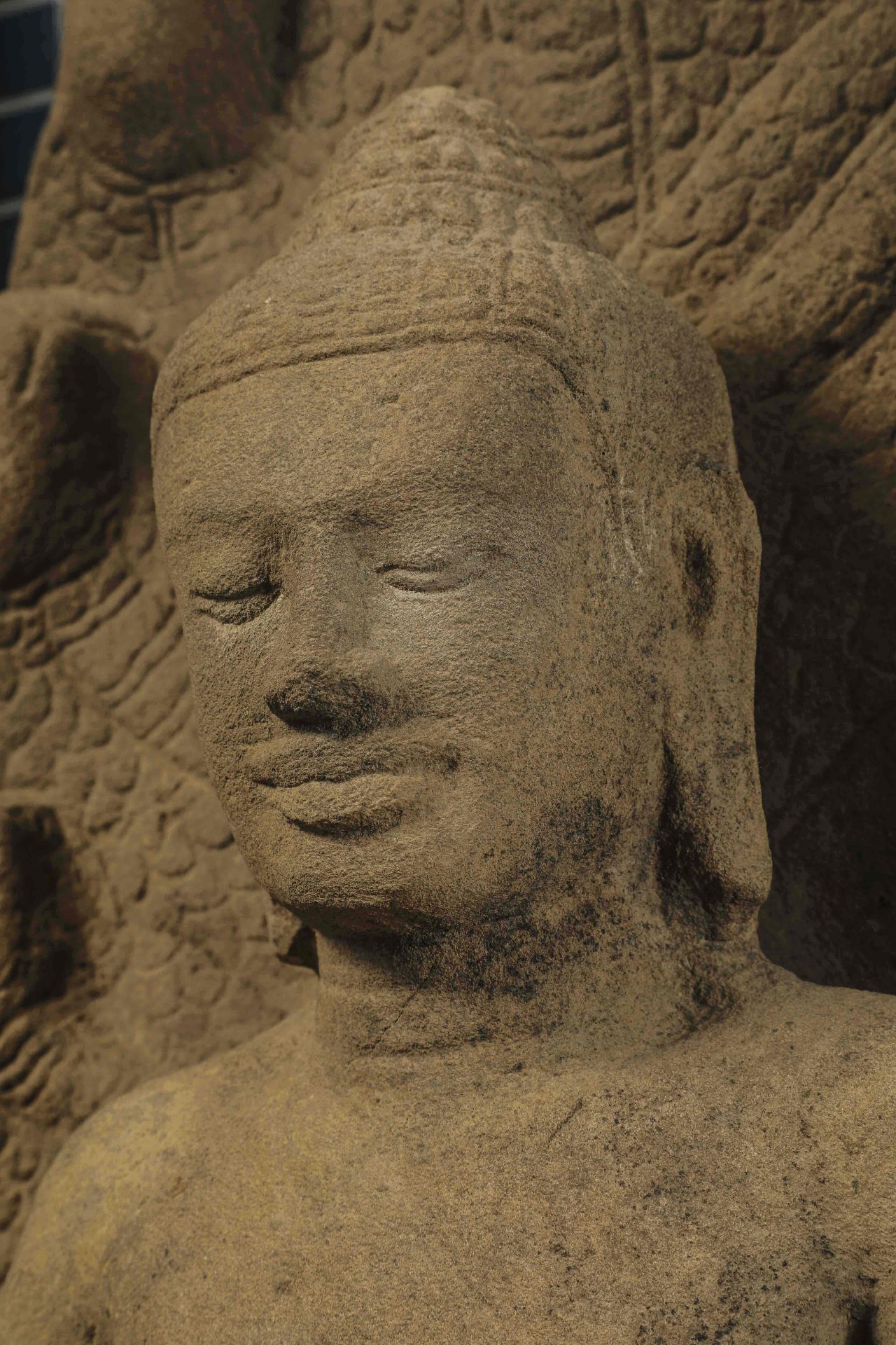 Buddha Mucilinda assis en Dyana Asana sur le corps enroulé du Cobra Septacéphale , qui selon la - Bild 5 aus 8