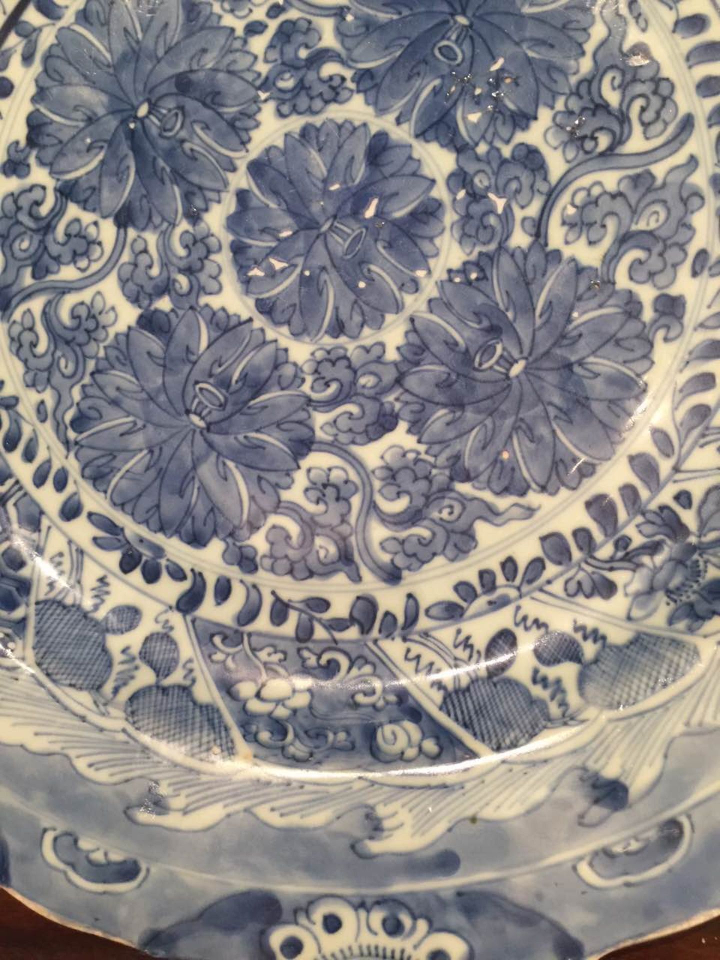 Plat en porcelaine blanche décoré en bleu cobalt sous couvert de motifs floraux aquatiques et de - Bild 4 aus 5