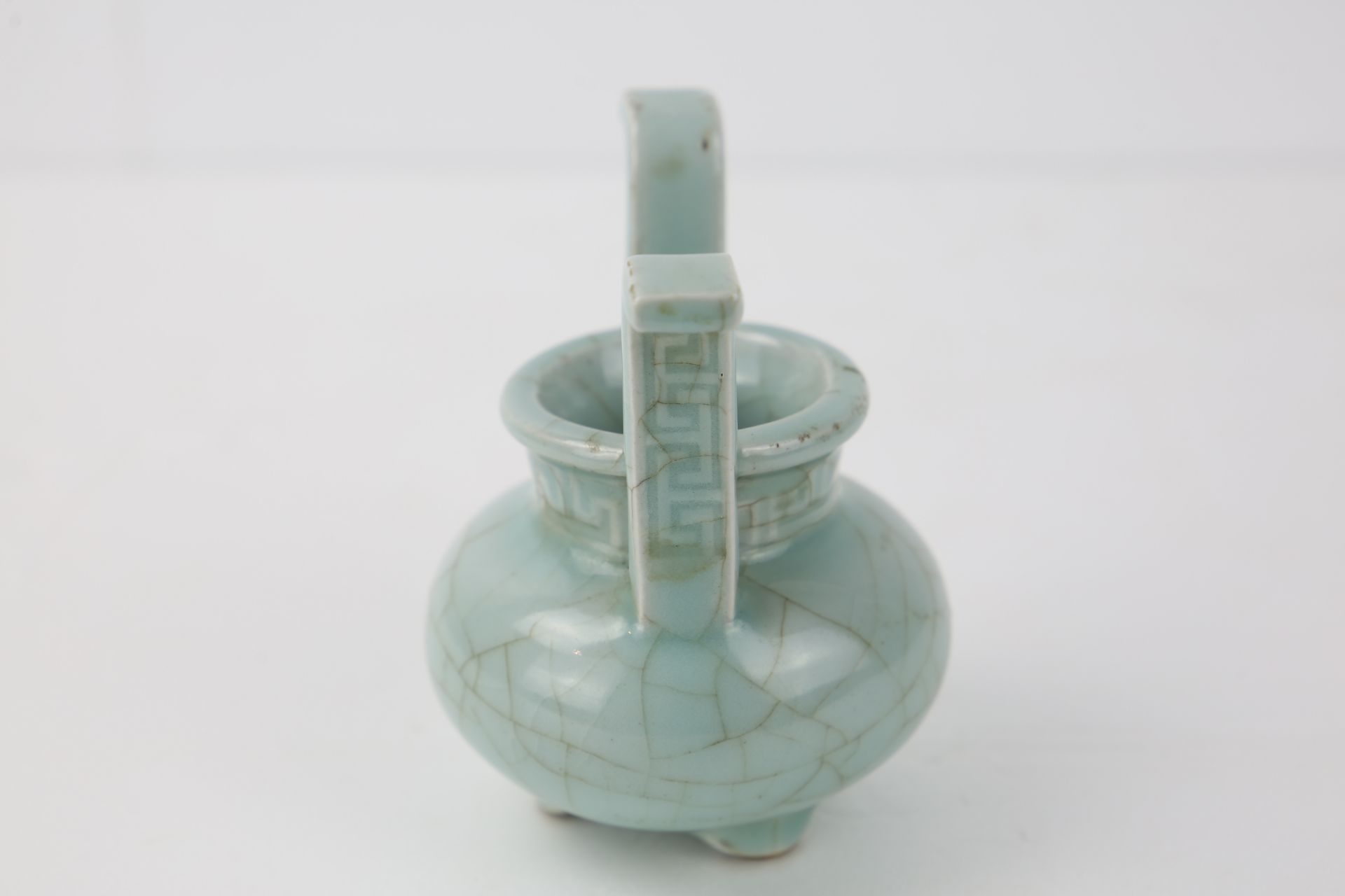 Brûle parfum ding tripode à col cylindrique et anses verticales partant de l'épaulement moulé de - Bild 4 aus 5