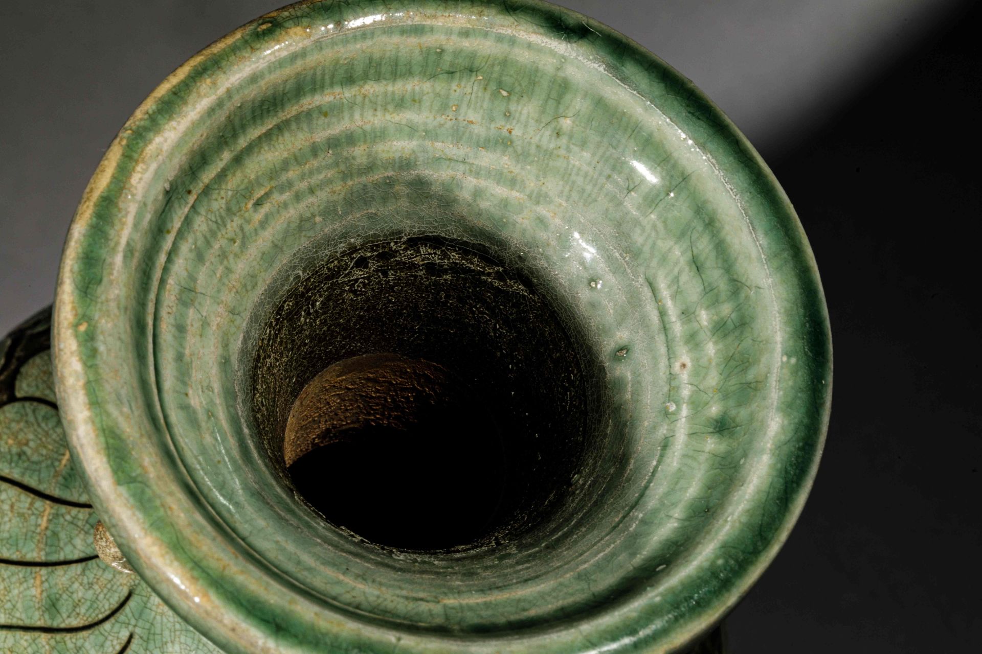 Vase balustre" Cizhou Sgraffiato » en grès porcelaineux à glaçure verte, base étroite , panse - Bild 5 aus 5