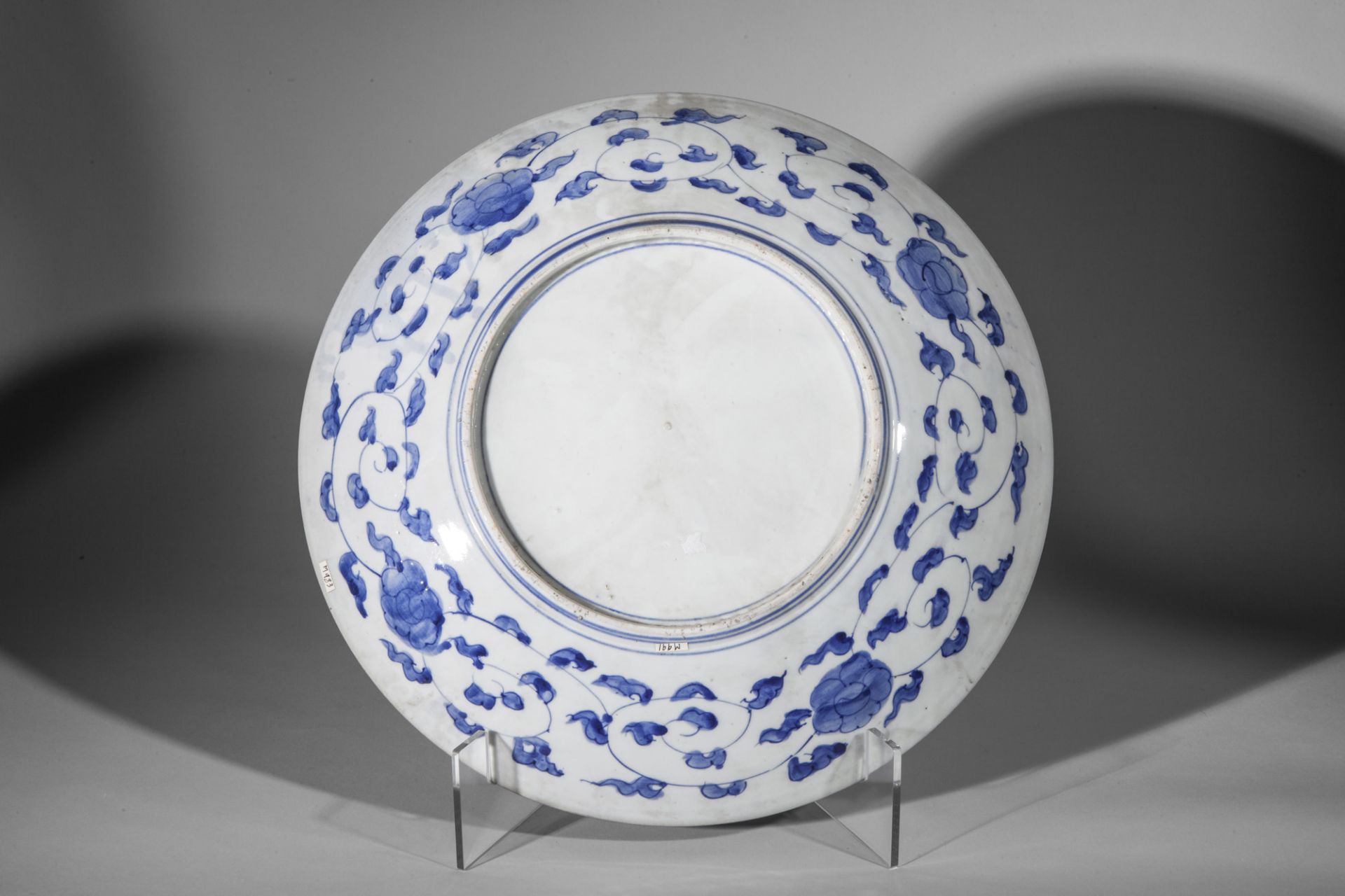Large plat en porcelaine Imari blanche décorée en bleu cobalt sous couverte et rouge de cuivre d' - Bild 2 aus 2