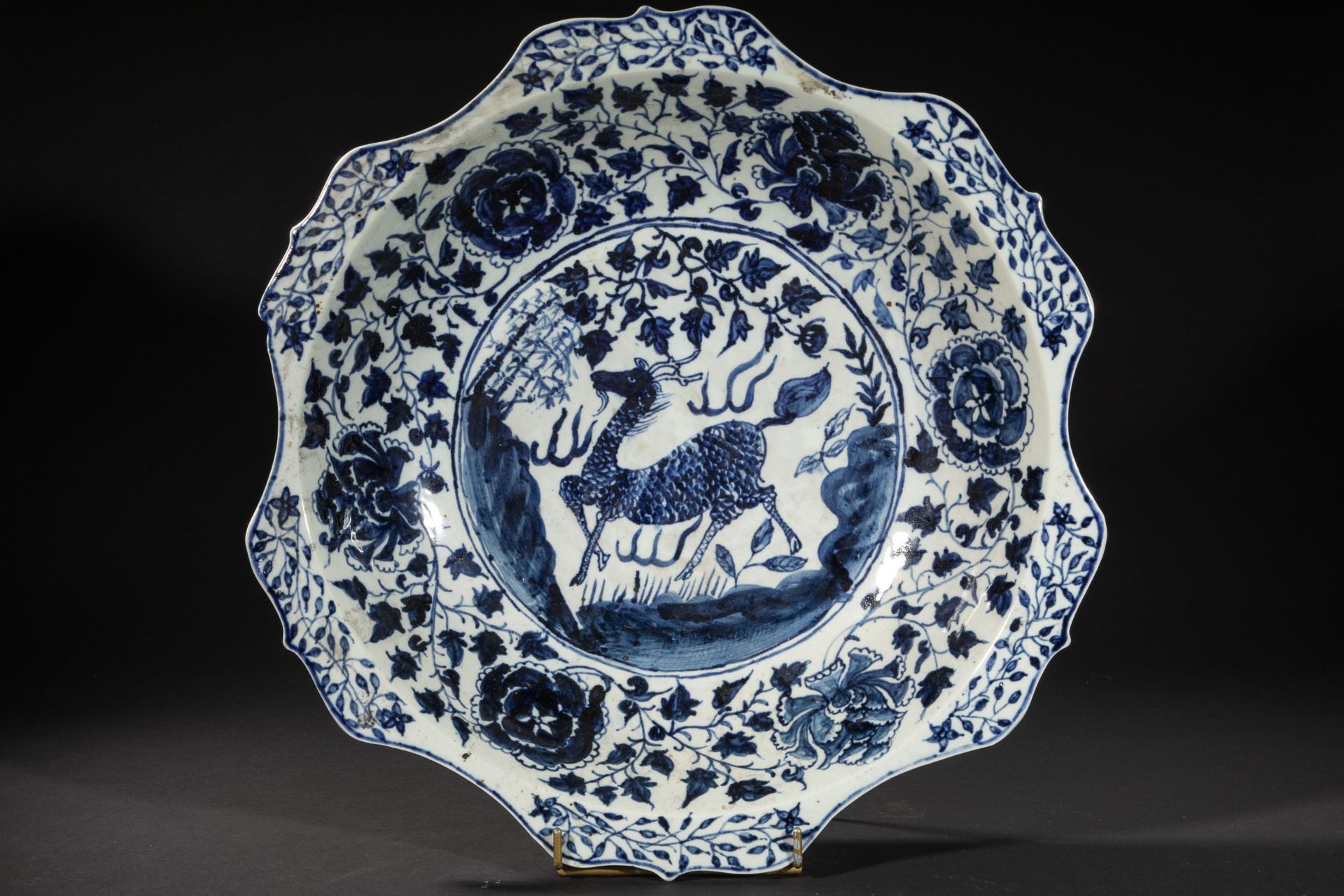 Important plat creux à marli polylobé, en porcelaine blanche décoré en bleu cobalt sous couverte d’