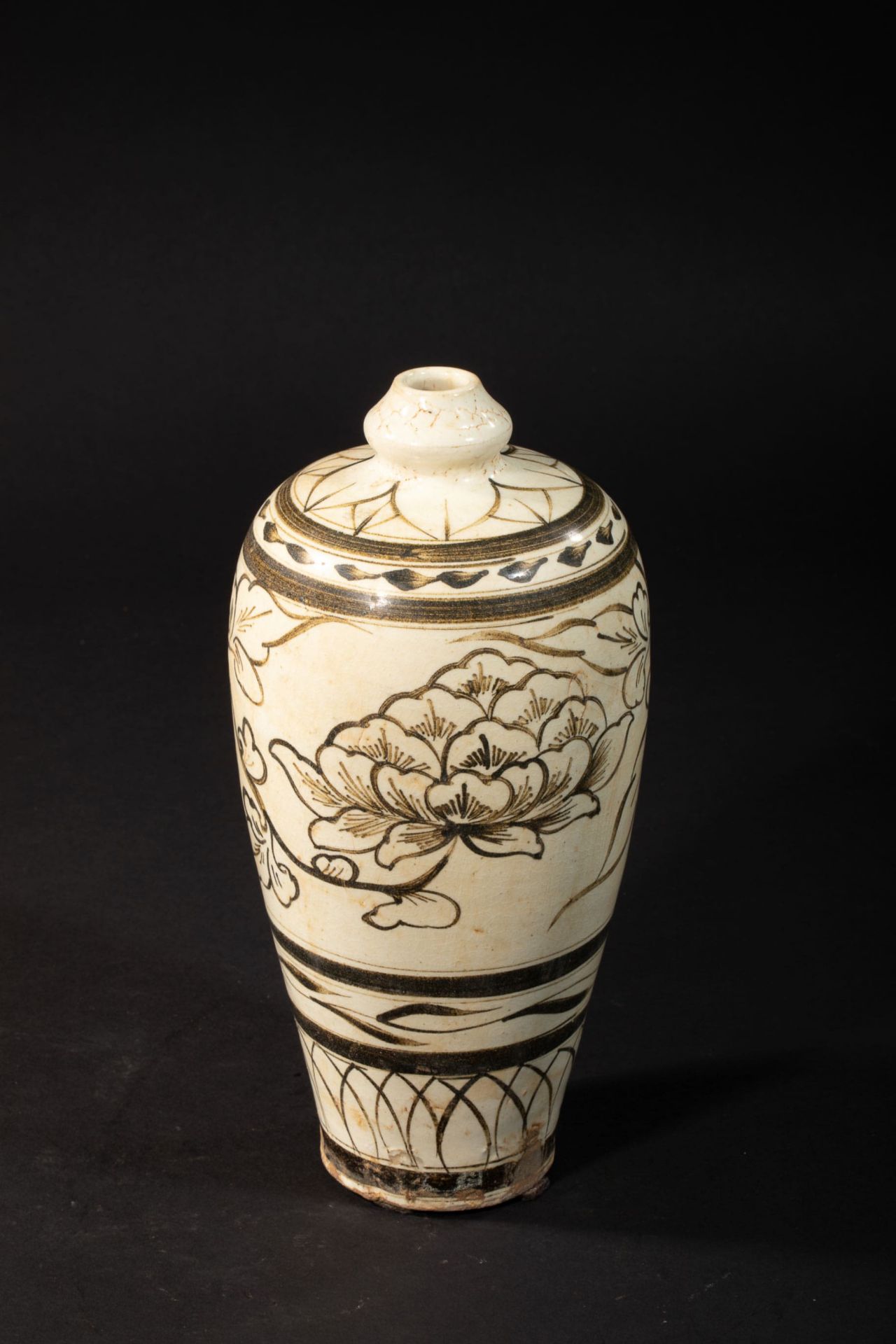 Vase meiping Cizhu décoré de pivoines épanouies et frise traitées « en appuyé comme au lavis » en - Bild 2 aus 3