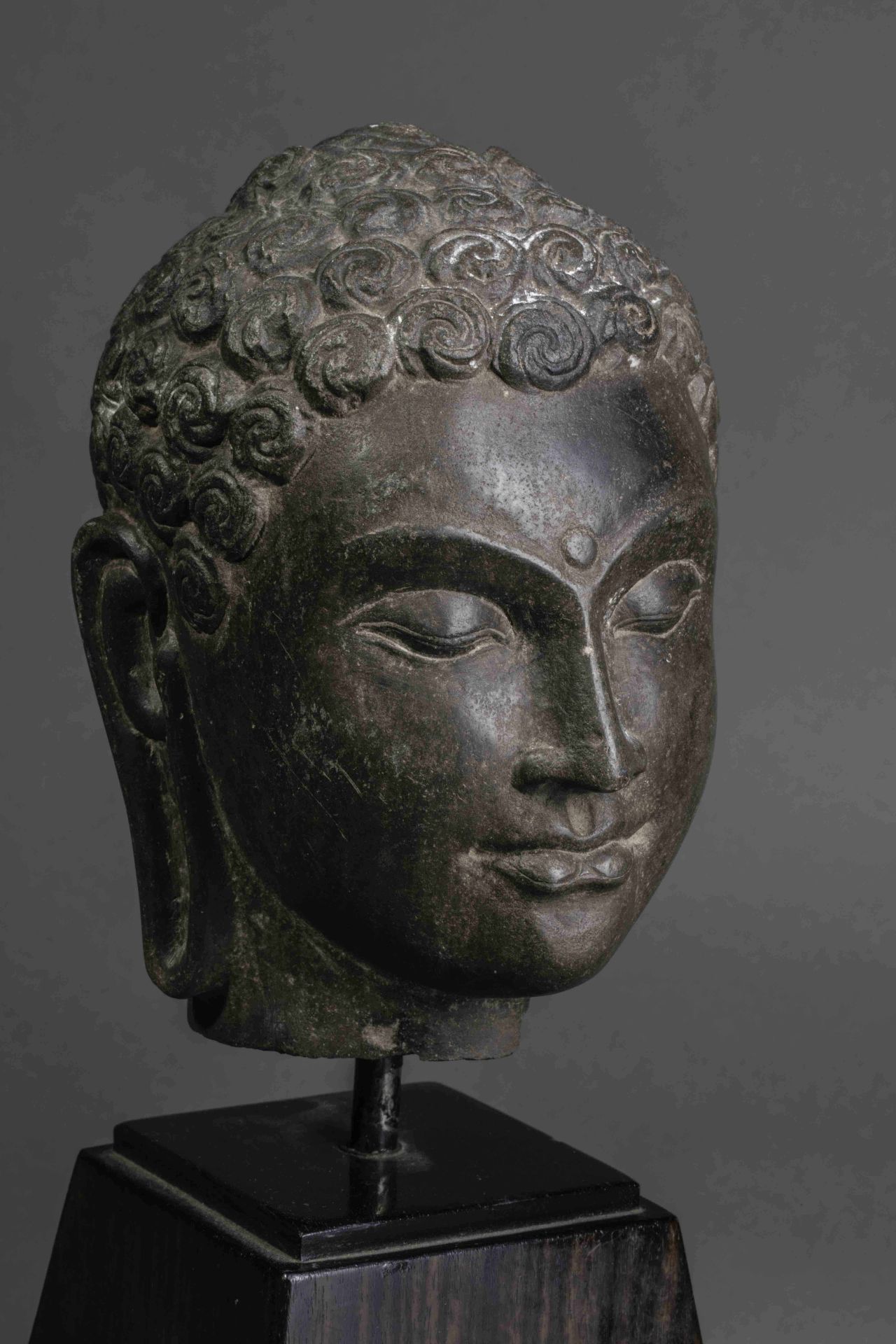 Tête de Buddha à la beauté juvénile, l’expression sereine,les yeux mi-clos préconisant le regard à - Bild 3 aus 7