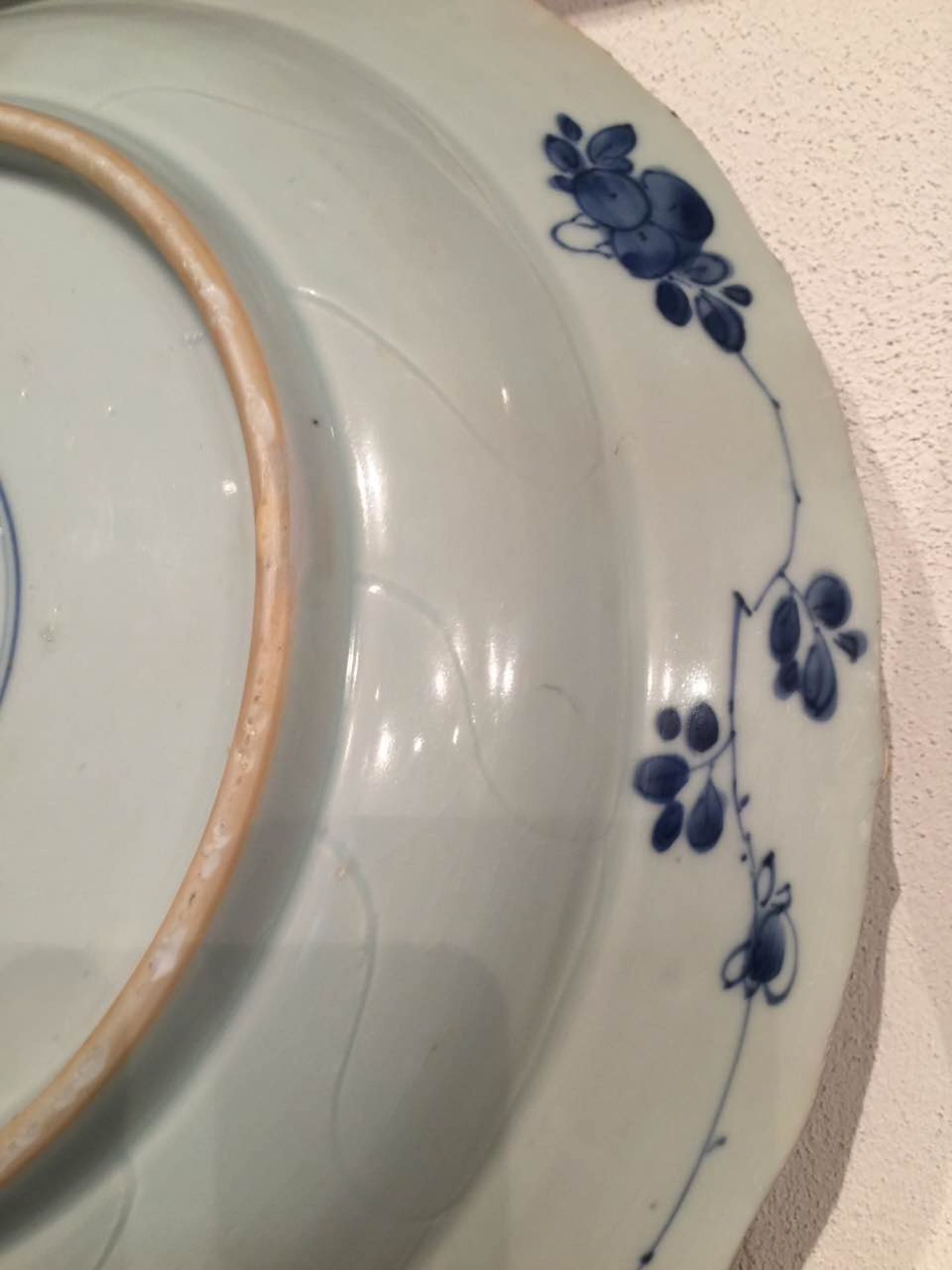 Plat en porcelaine blanche décoré en bleu cobalt sous couvert de motifs floraux aquatiques et de - Bild 3 aus 5
