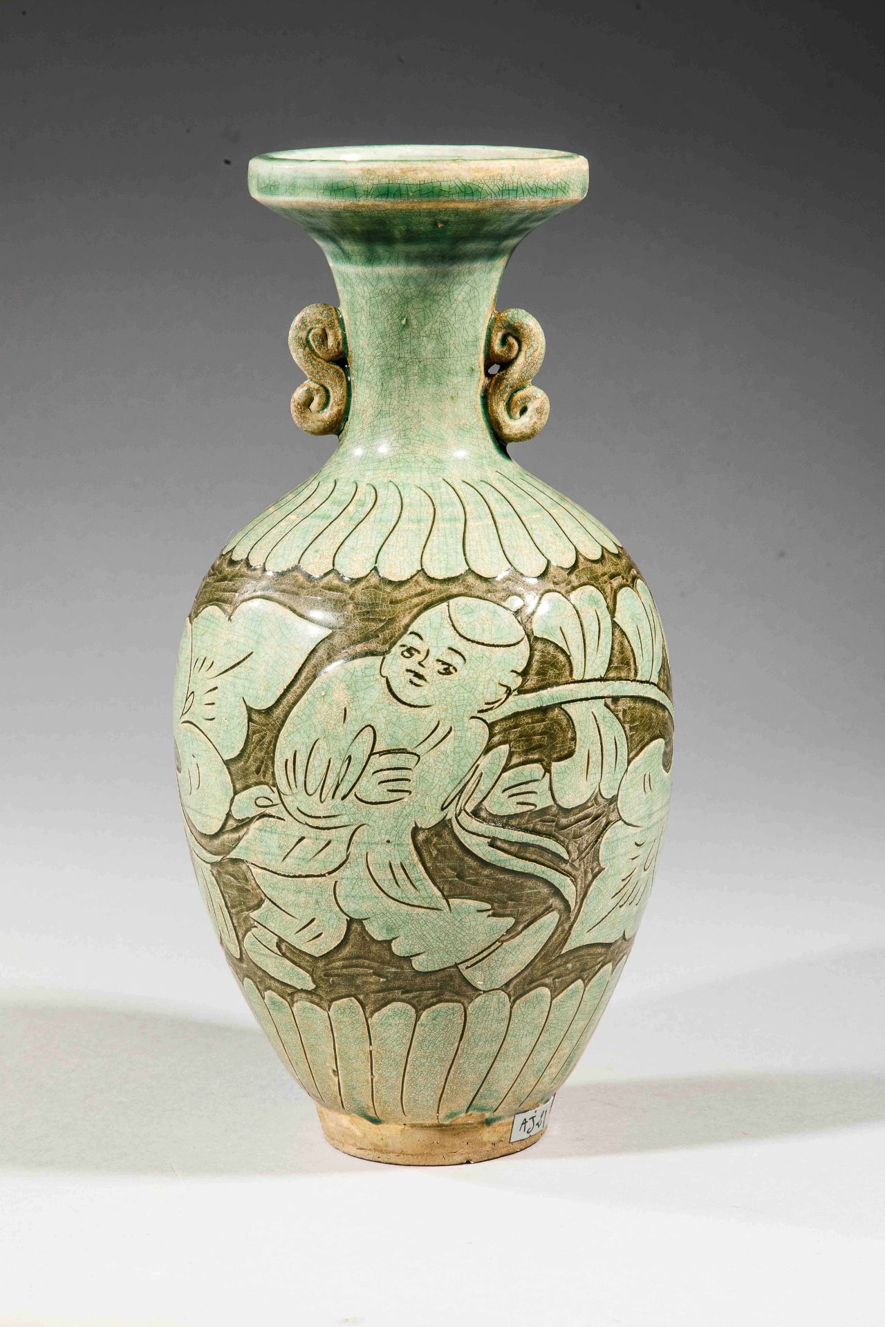 Vase balustre" Cizhou Sgraffiato » en grès porcelaineux à glaçure verte, base étroite , panse