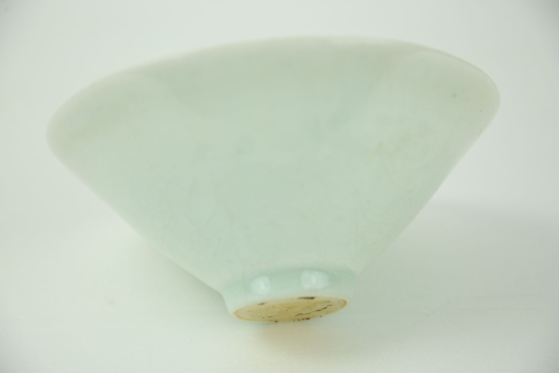 Fine coupelle « Qinbaï » de forme « Yashoubeï » , en fin grès porcelaineux délicatement décoré à l’ - Bild 4 aus 4