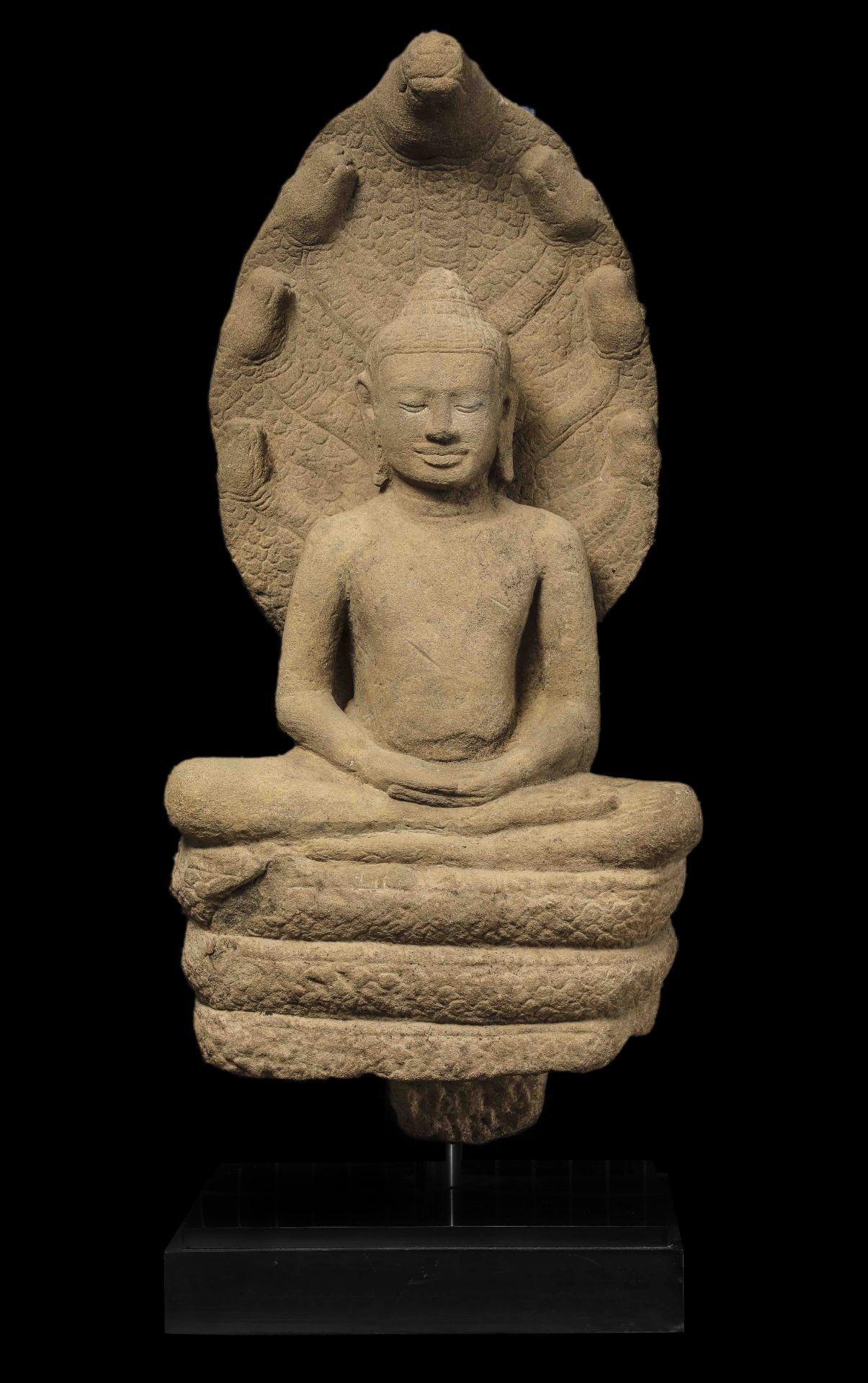 Buddha Mucilinda assis en Dyana Asana sur le corps enroulé du Cobra Septacéphale , qui selon la