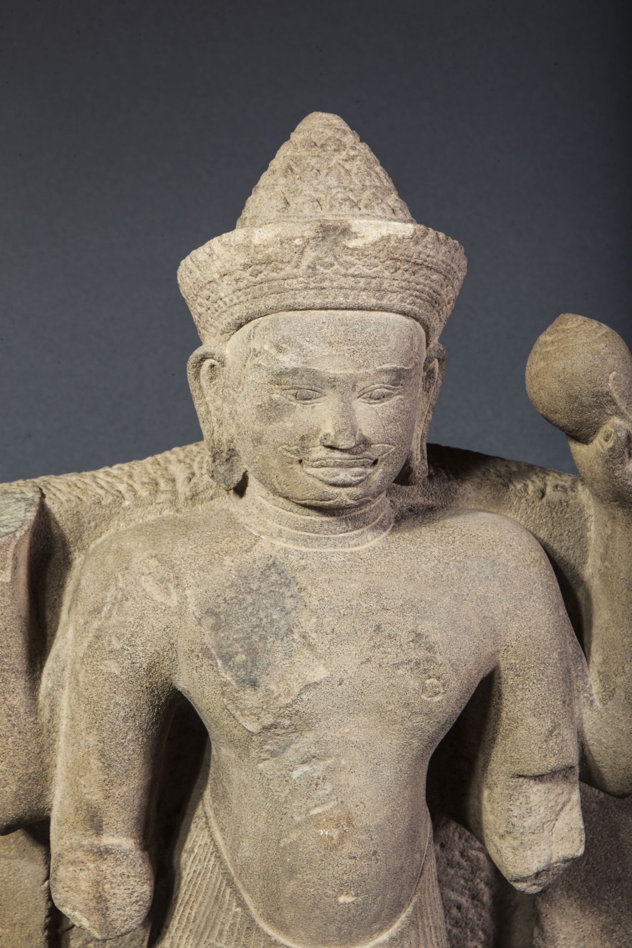 Stèle illustrant Vishnu debout dans une posture hiératique, sur une corniche, entre deux pilastres - Bild 2 aus 3