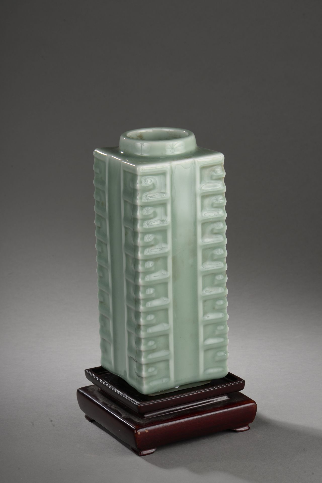 Vase de forme Zhong en porcelaine à glaçure monochrome céladon Chine Dynastie Qing 19ème siècle 27cm