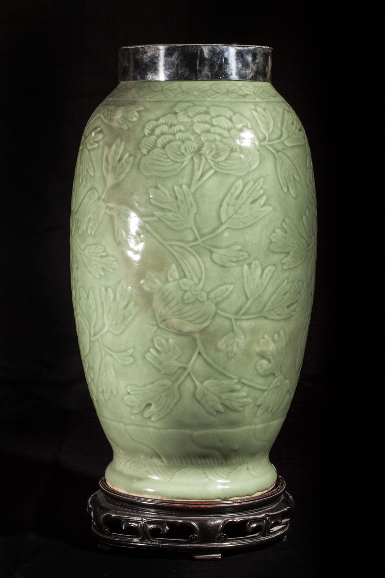 Vase ovoïde en épaisse porcelaine du Lonquan décoré de branches de pivoines sous glaçure