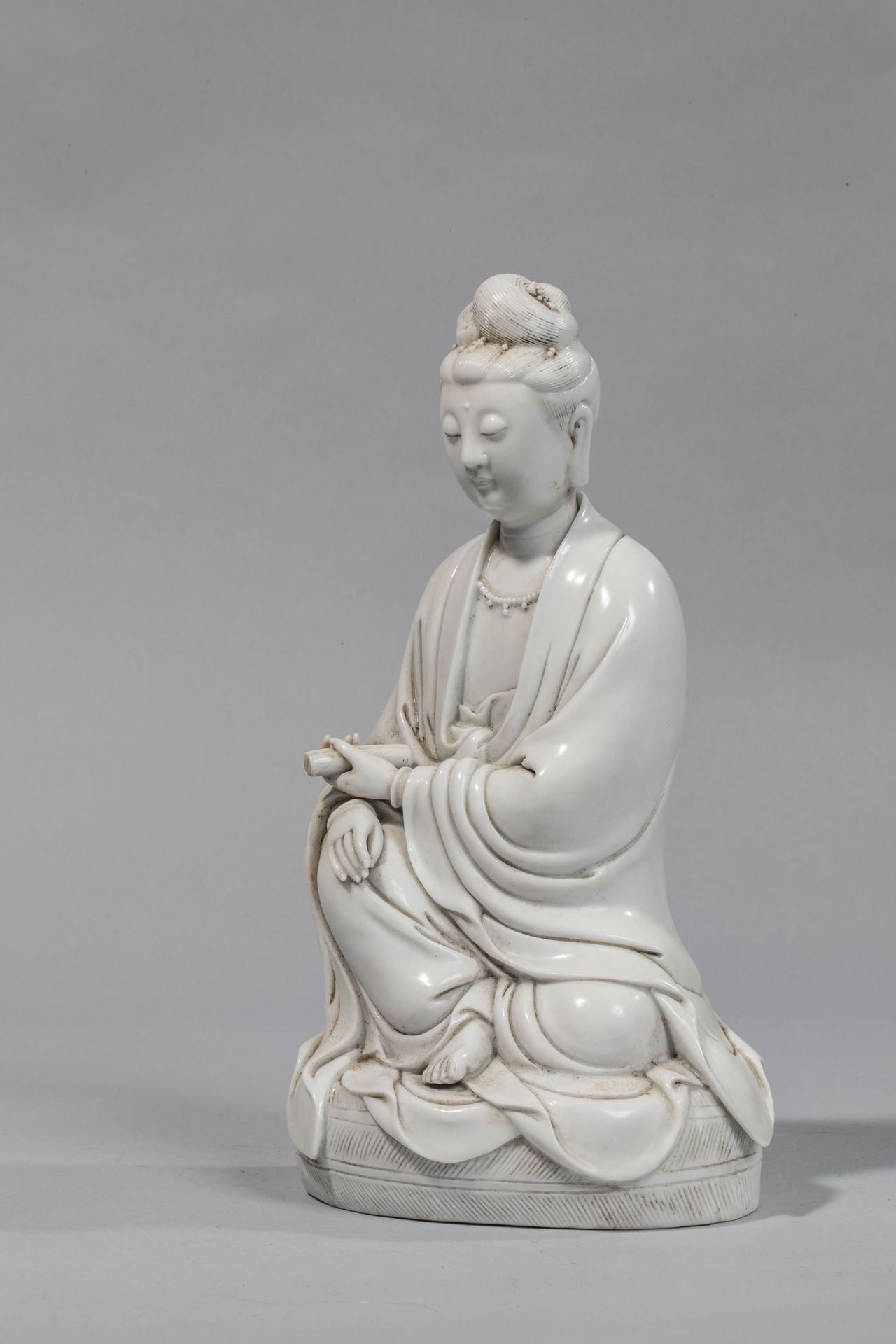 Le Boddhisattva Kwan yin assis en délassement, vêtu de sa robe monastique aux drapés plissés - Image 2 of 8