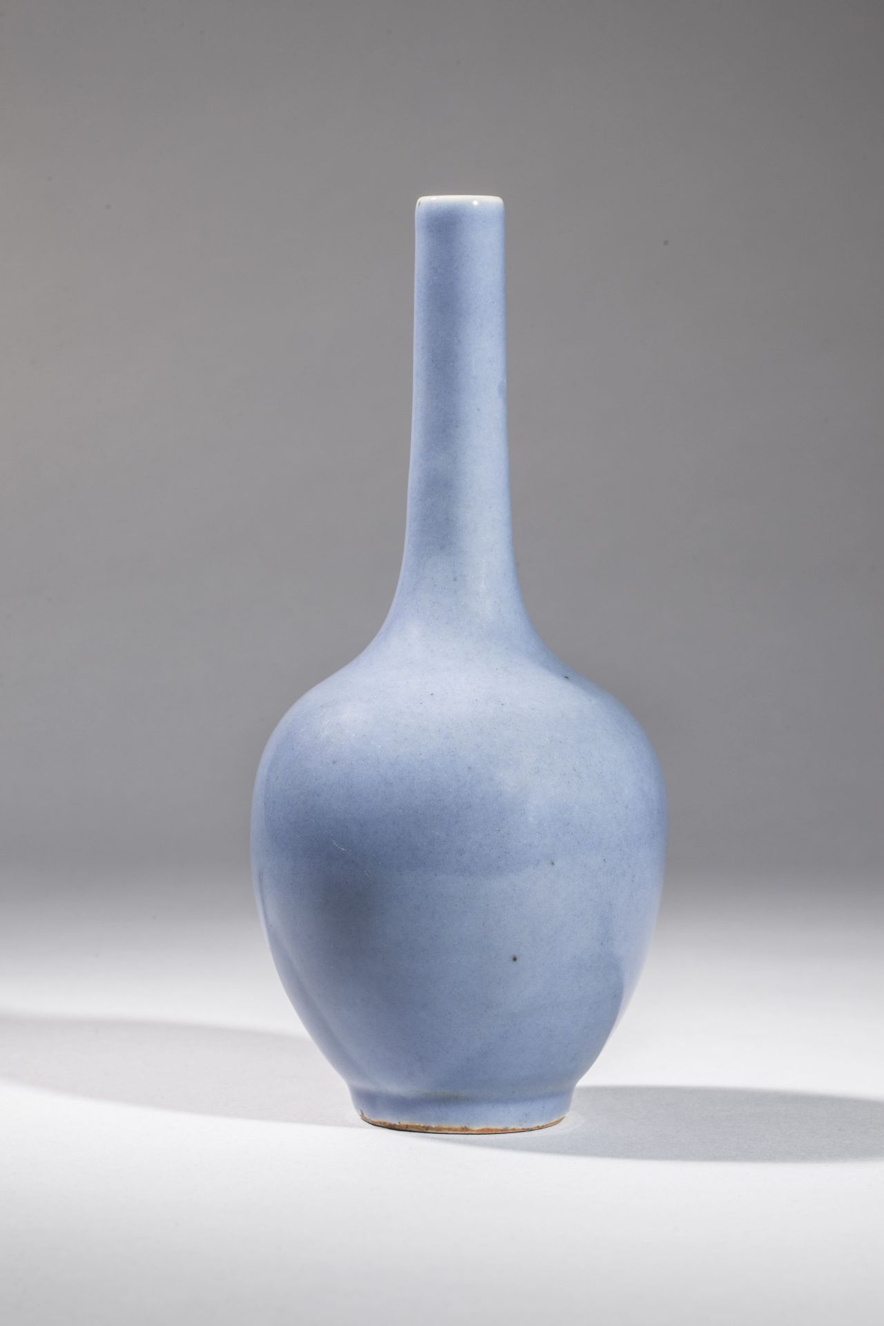 Flacon en porcelaine monochrome bleu poudré Chine Période Minguo 22 cm