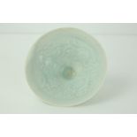 Fine coupelle « Qinbaï » de forme « Yashoubeï » , en fin grès porcelaineux délicatement décoré à l’