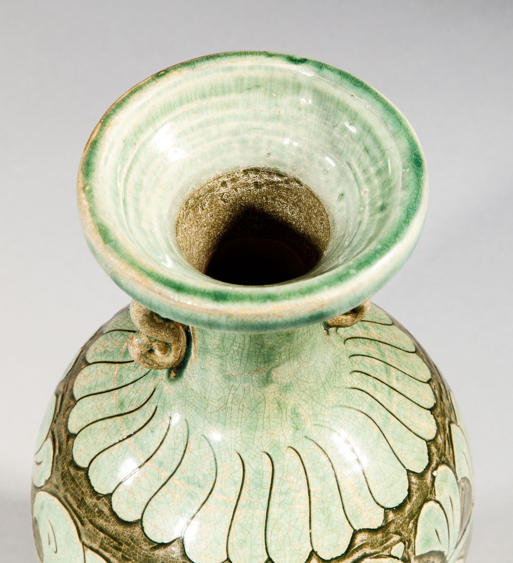Vase balustre" Cizhou Sgraffiato » en grès porcelaineux à glaçure verte, base étroite , panse - Bild 4 aus 5