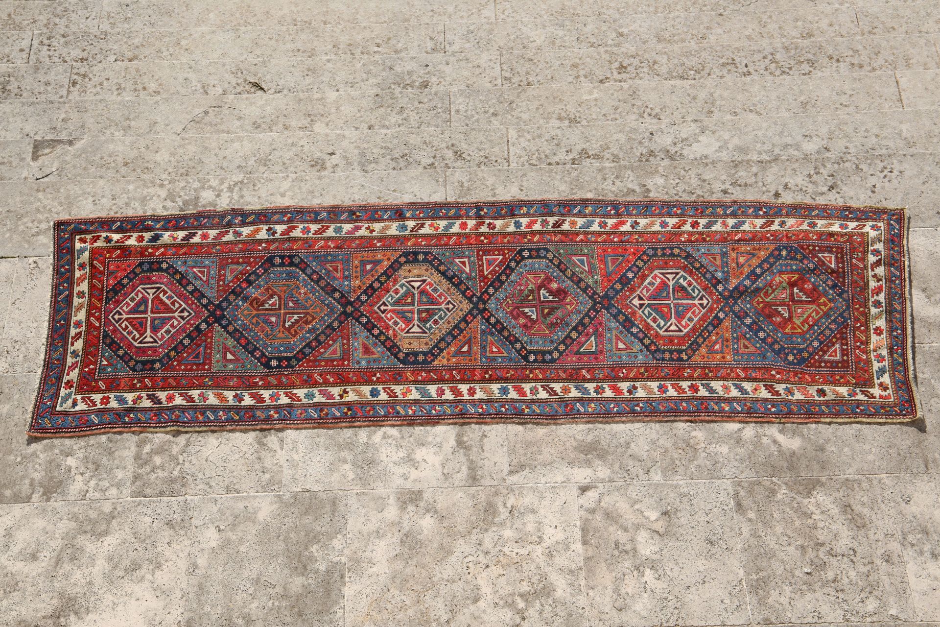 Tapis tribal en laine polychrome à décor de motifs traditionnels 365 x 114 cm