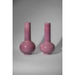 Paire de vases à panse globulaire et col droit en verre de Pékin monochrome rose Chine Début du 20