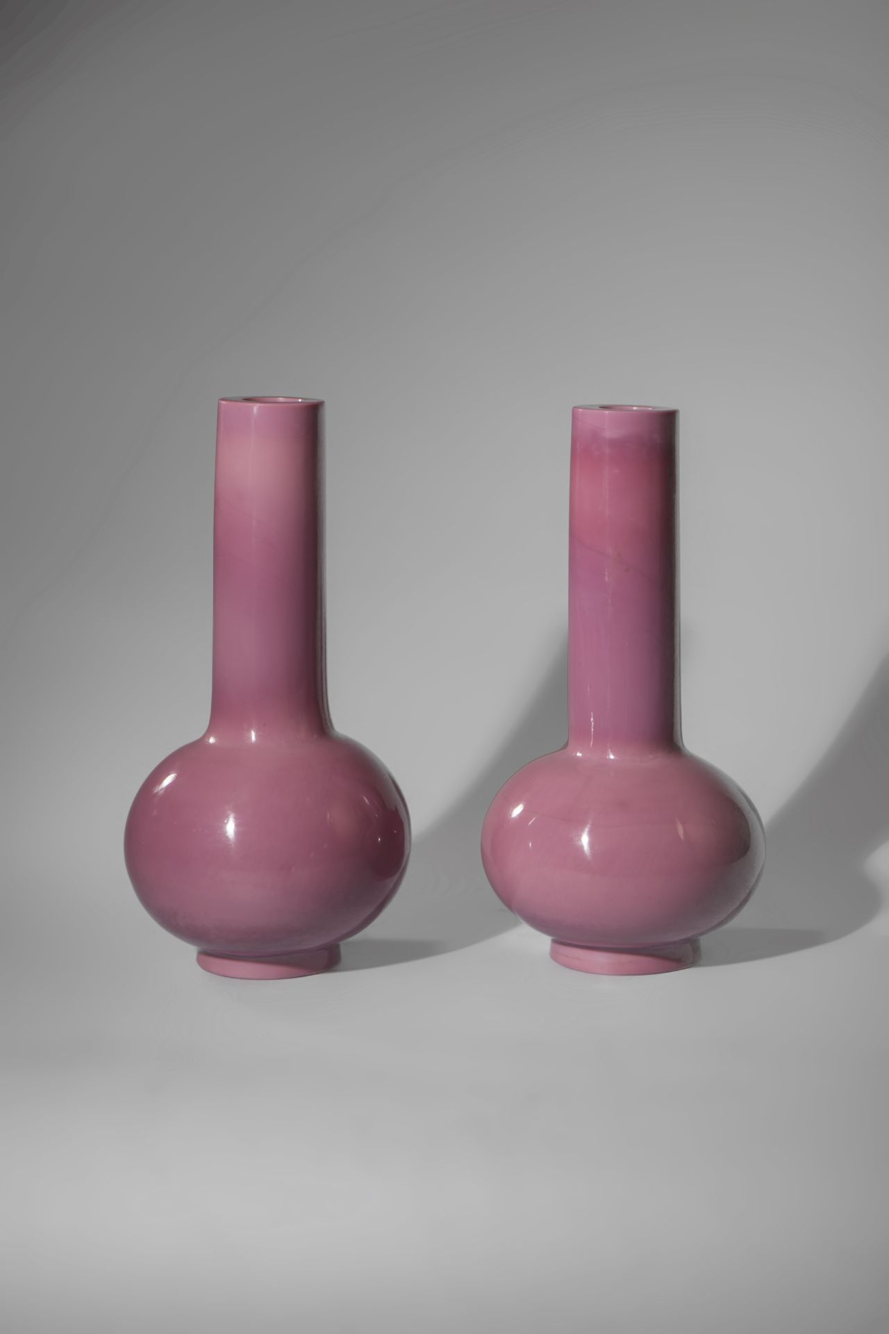 Paire de vases à panse globulaire et col droit en verre de Pékin monochrome rose Chine Début du 20