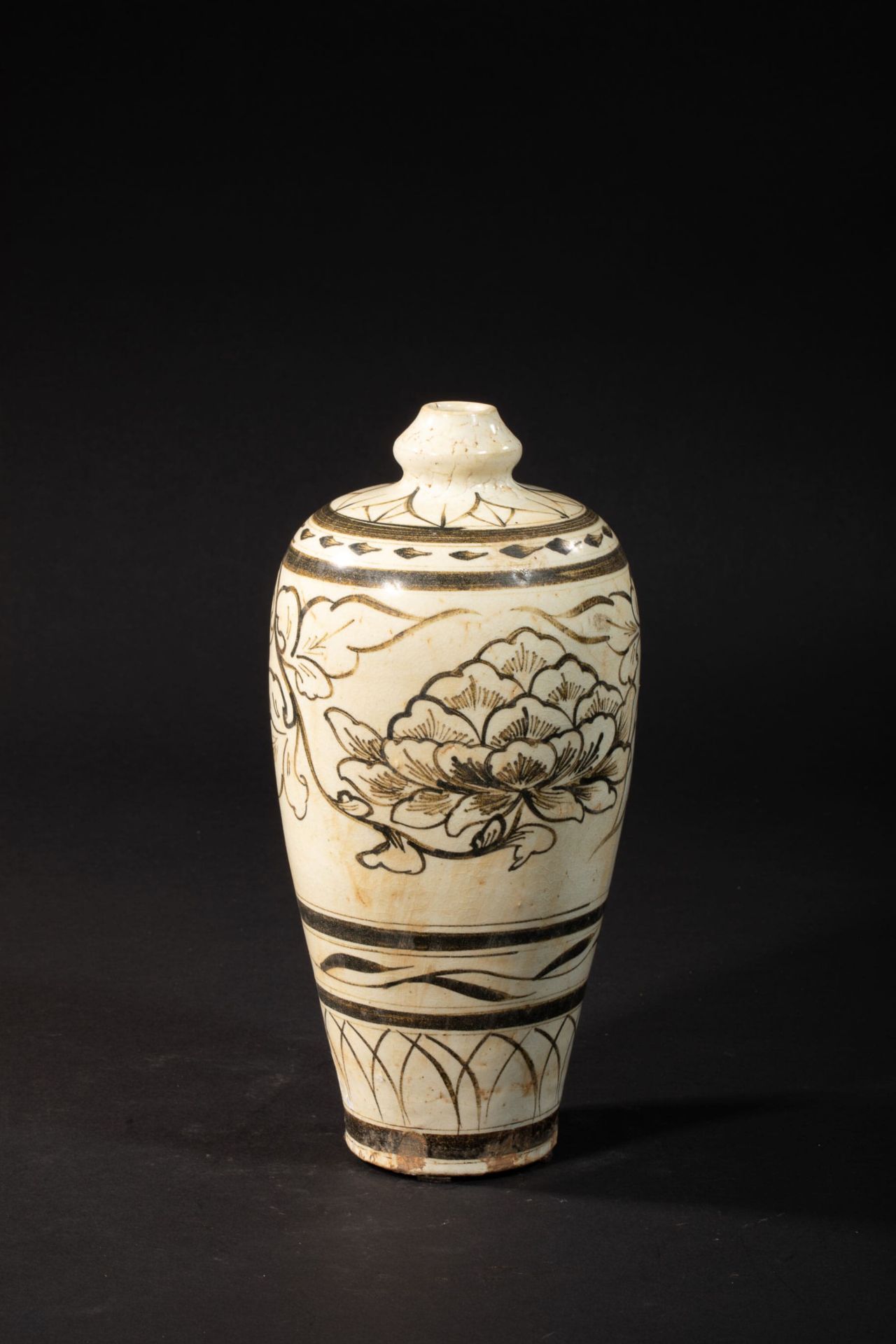 Vase meiping Cizhu décoré de pivoines épanouies et frise traitées « en appuyé comme au lavis » en - Bild 3 aus 3