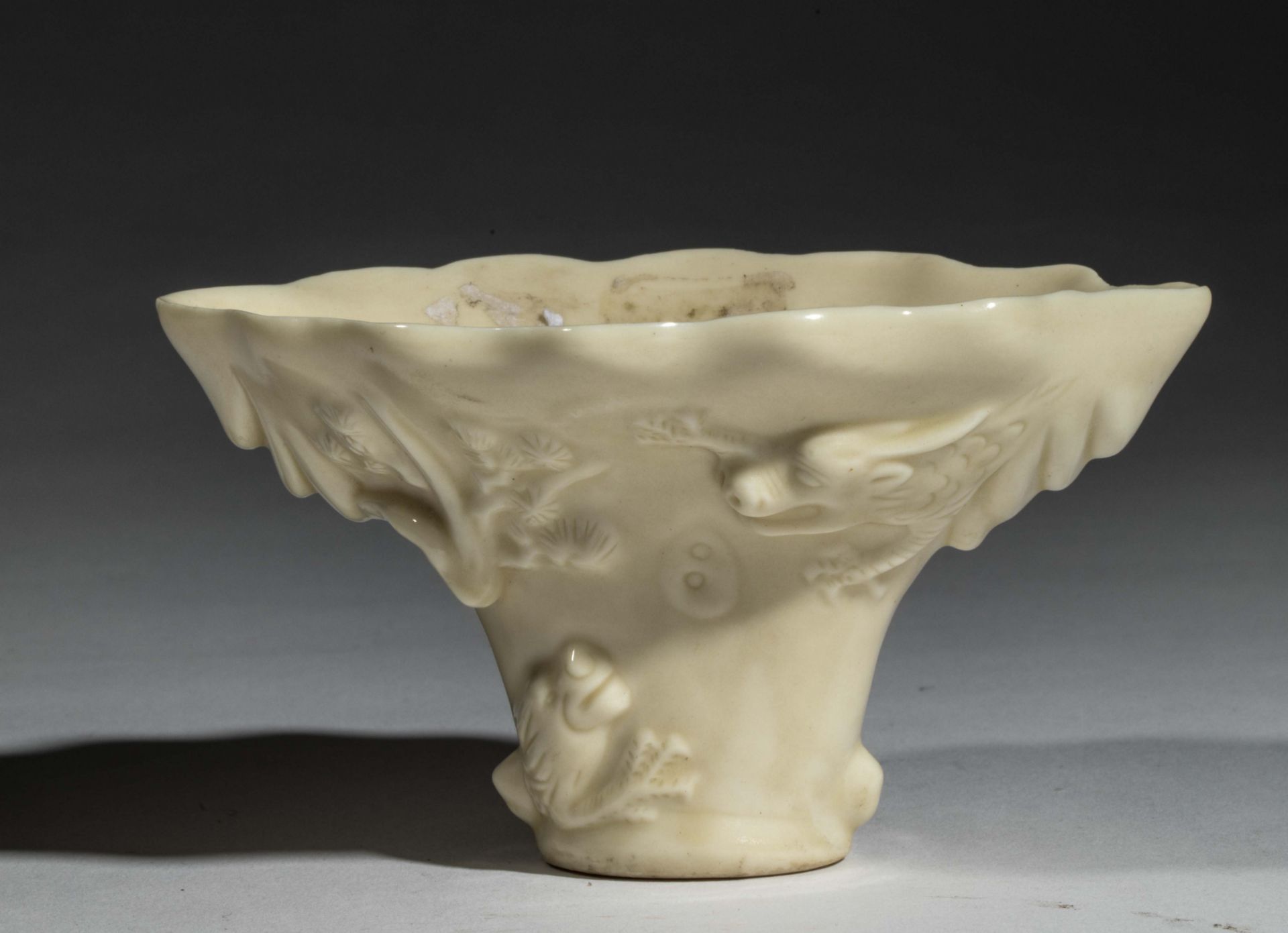 Coupe libatoire en forme de corne de rhinocéros Fine porcelaine de Dehua dites blanc de Chine moulée