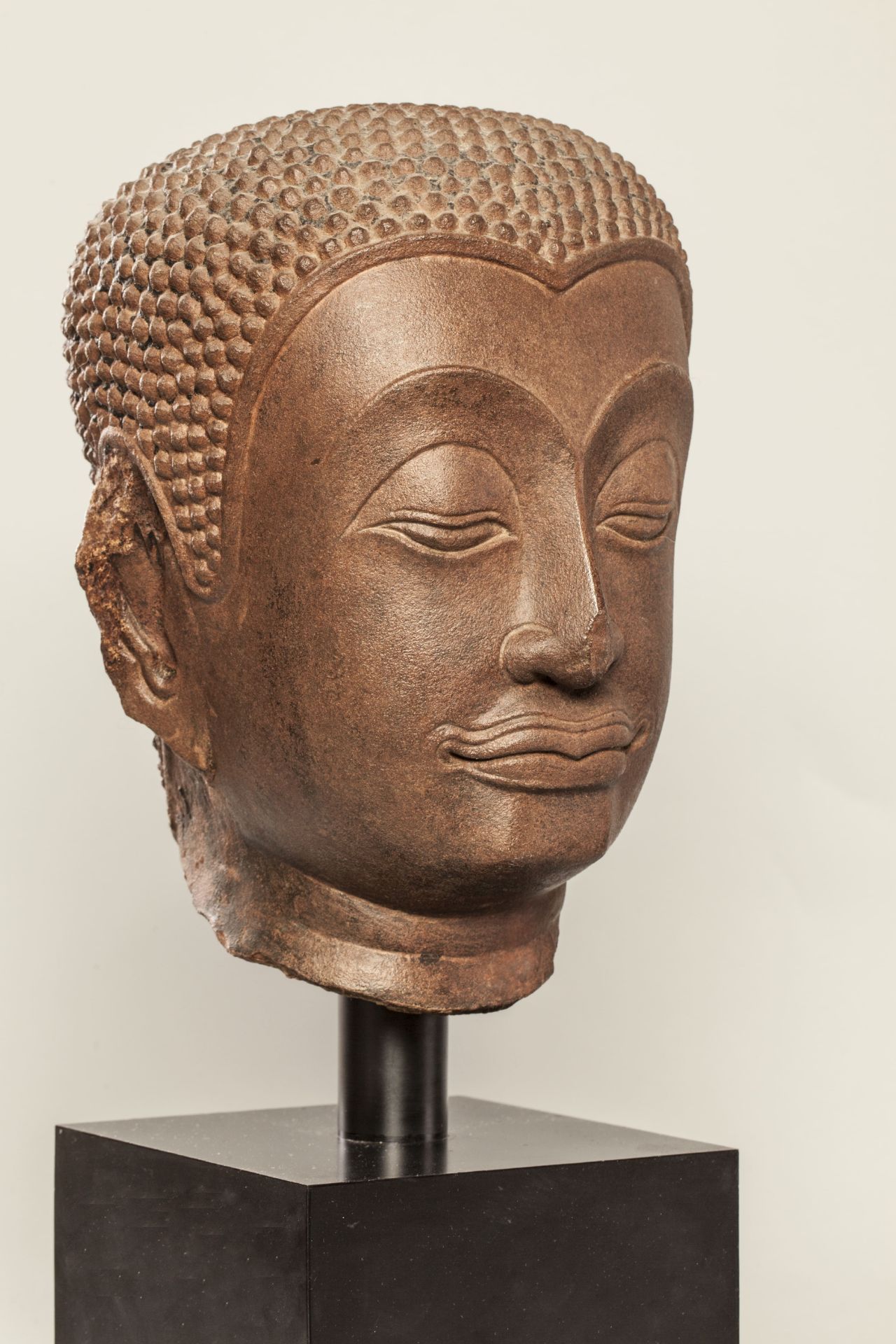 Tête de Bouddha à la coiffure bouclée à l'expression méditative, les paupières mi-closes préconisant - Bild 2 aus 3