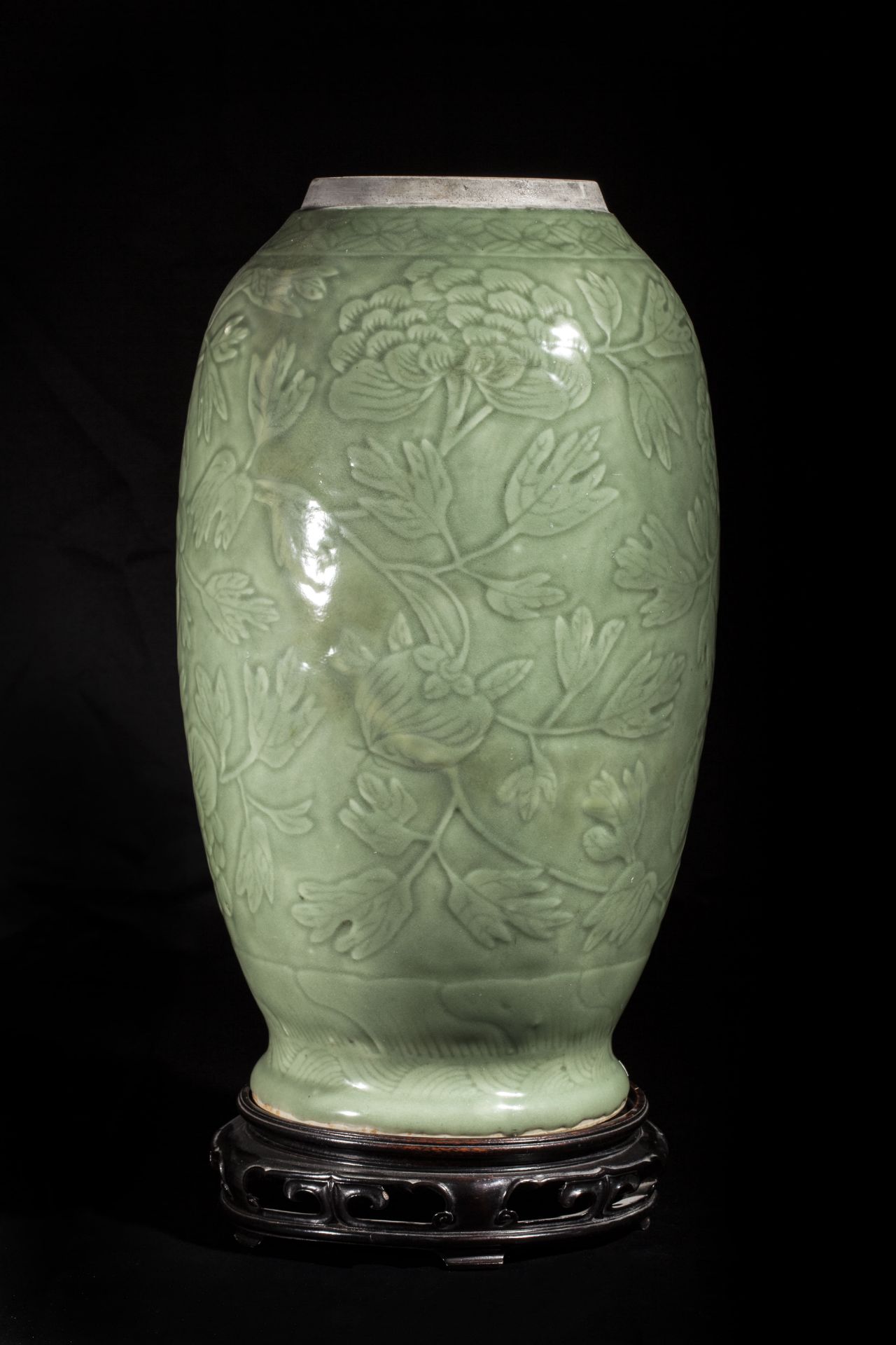 Vase ovoïde en épaisse porcelaine du Lonquan décoré de branches de pivoines sous glaçure - Bild 2 aus 2