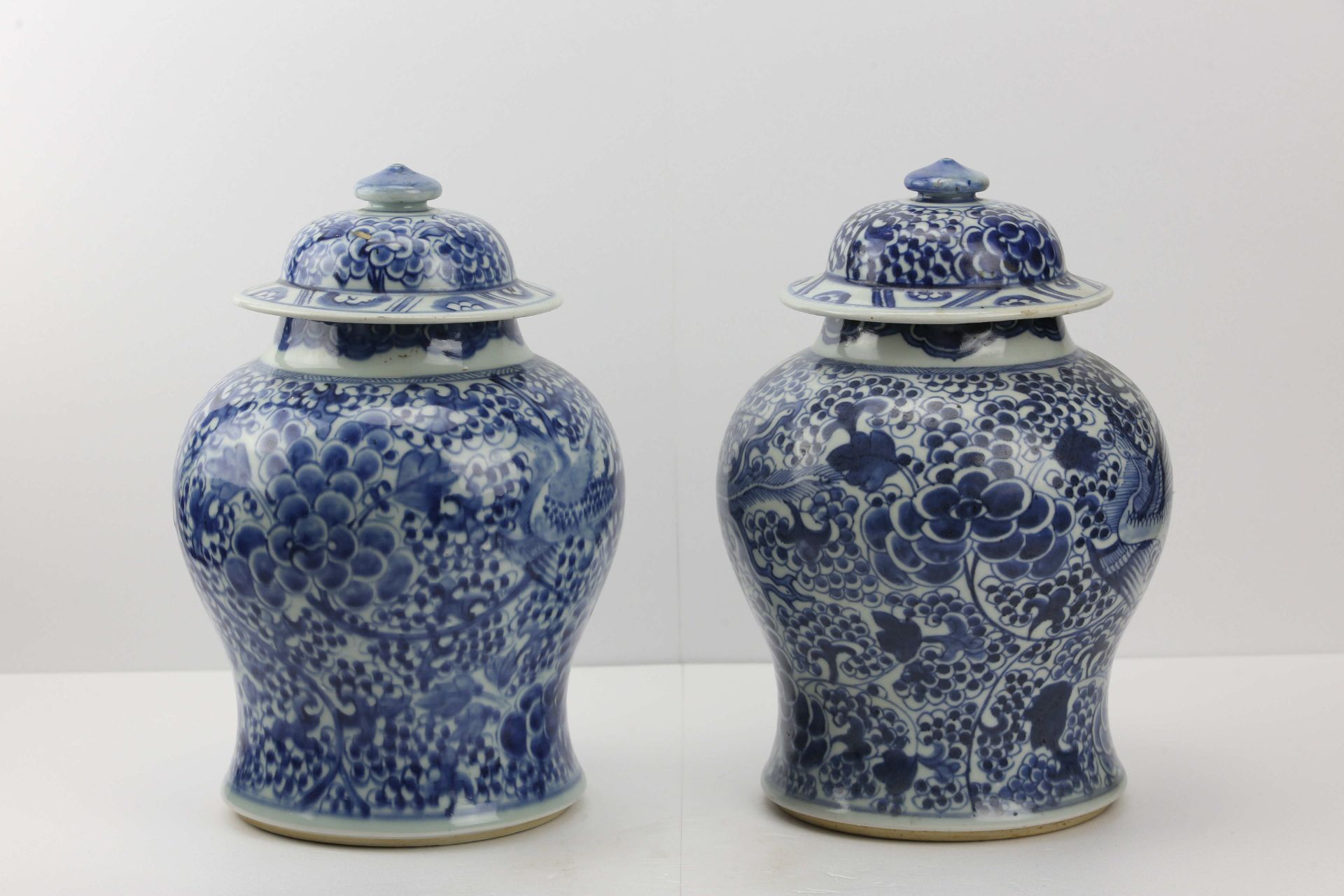 Paire de potiches couvertes en porcelaine blanche décorée en bleu cobalt de motifs floraux Chine